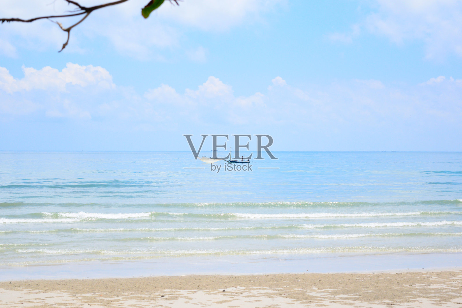 小船在清澈的蓝色海洋上照片摄影图片