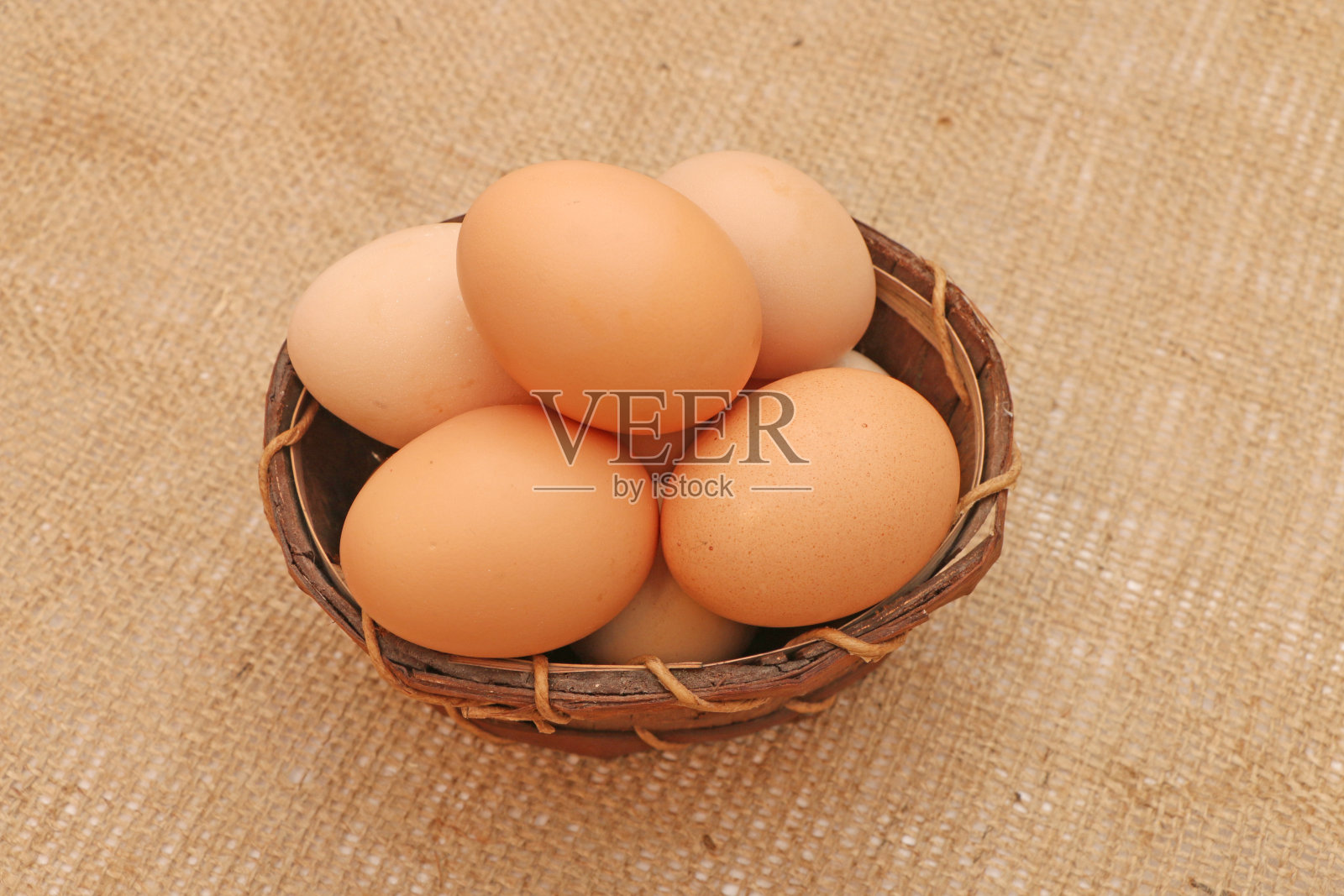 复活节彩蛋放在木篮子里。照片摄影图片