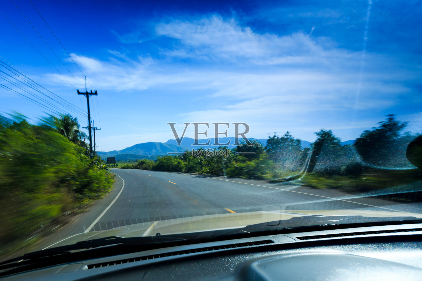 一辆车在路上行驶的画面。照片摄影图片