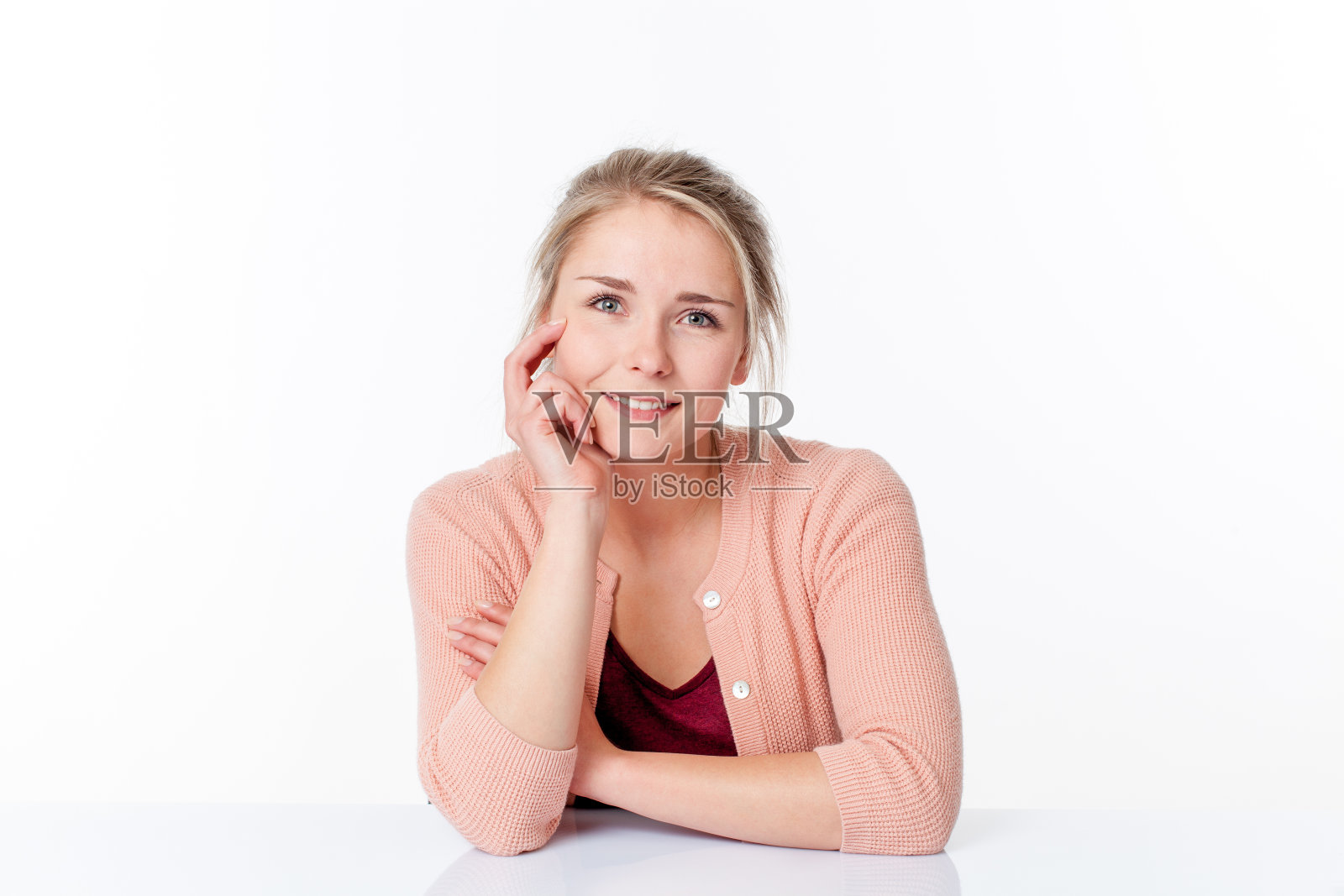 冷静年轻的金发女人微笑着表达她的办公室幸福照片摄影图片