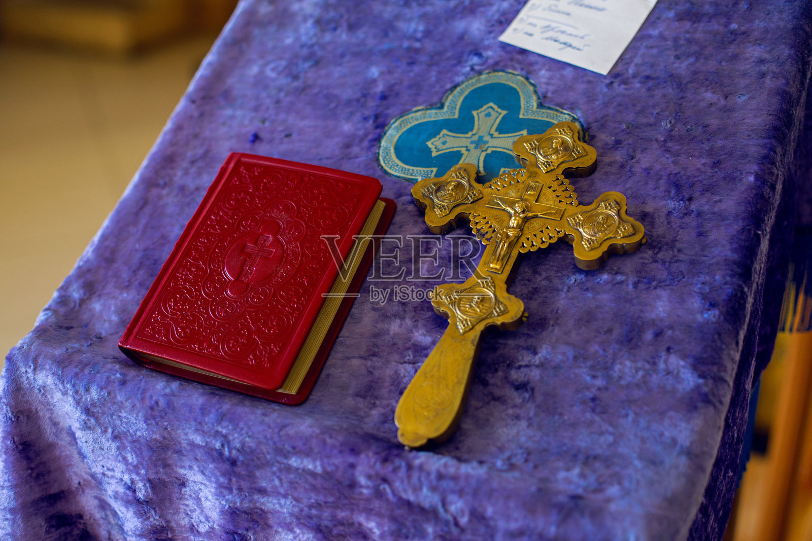 教会为洗礼提供牧师照片摄影图片