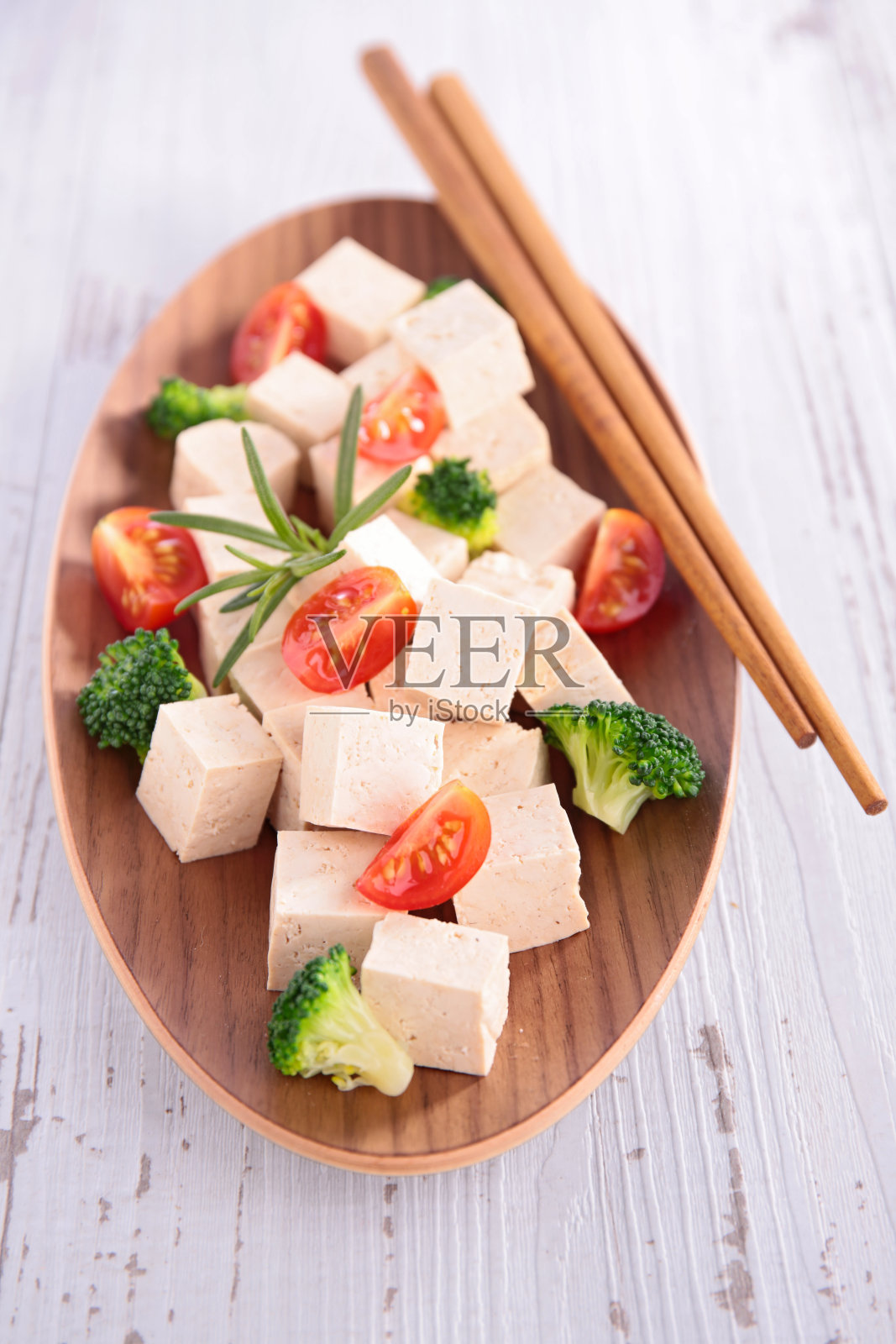 豆腐配西兰花和番茄照片摄影图片