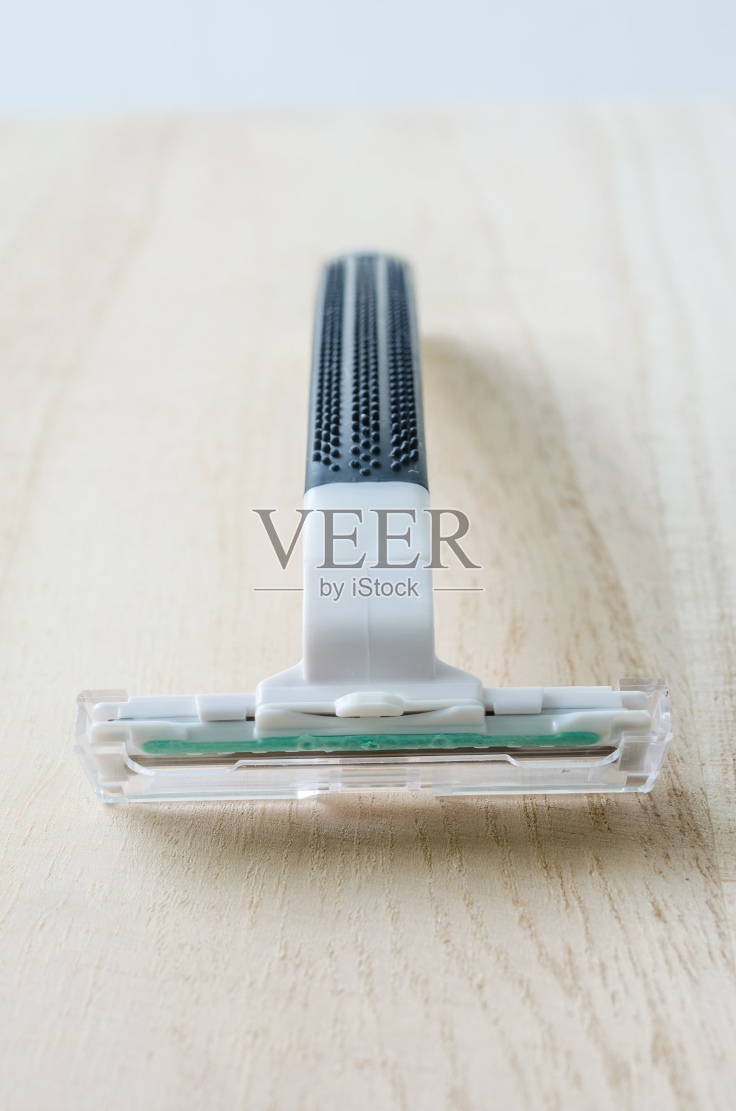 木桌上的剃刀照片摄影图片