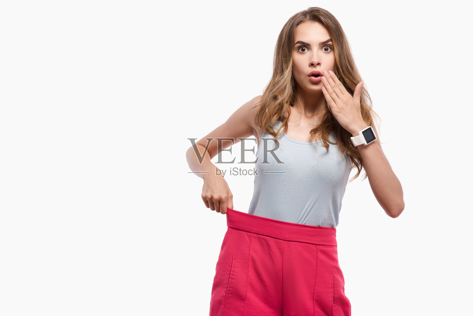 漂亮苗条的女人站在白色的背景上照片摄影图片