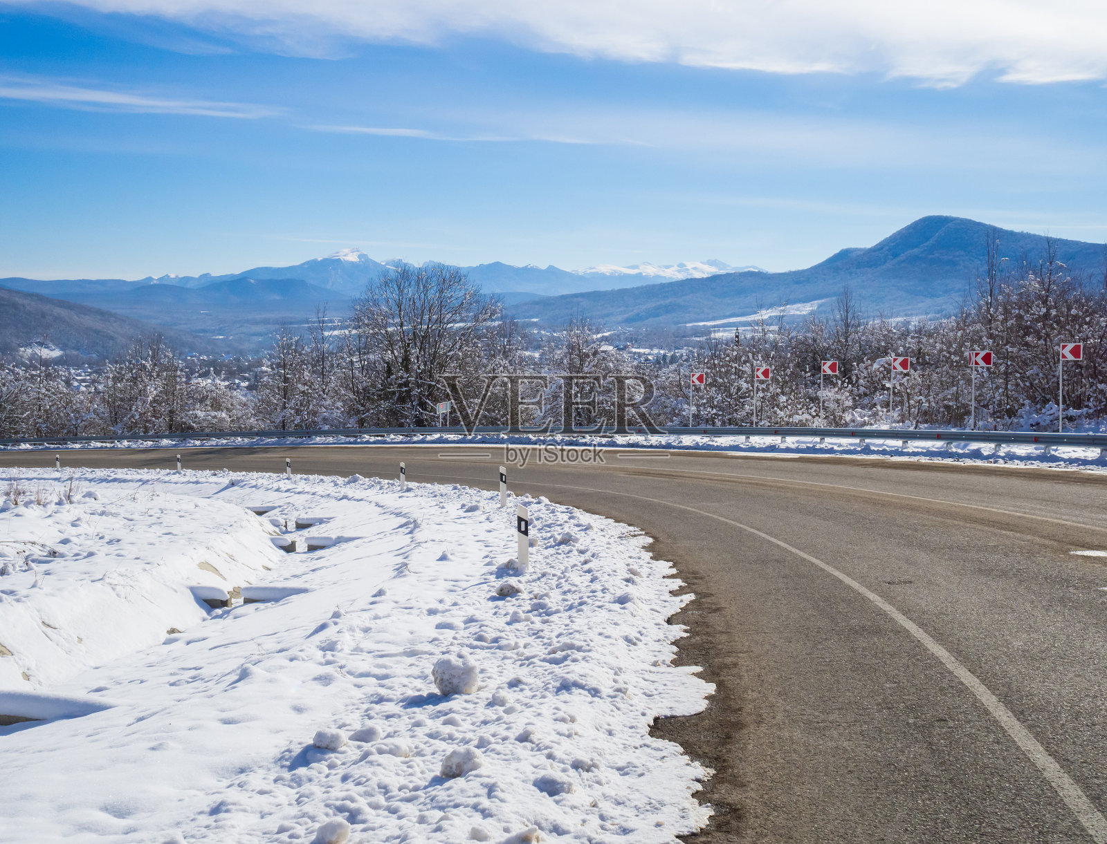 冬天的路到山上去。照片摄影图片