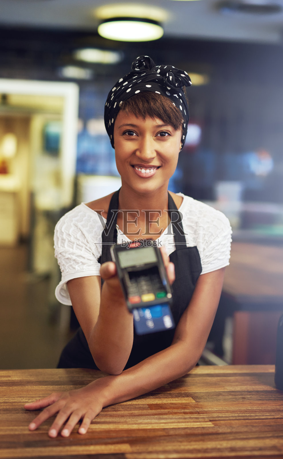 微笑的年轻非洲裔美国女企业家照片摄影图片