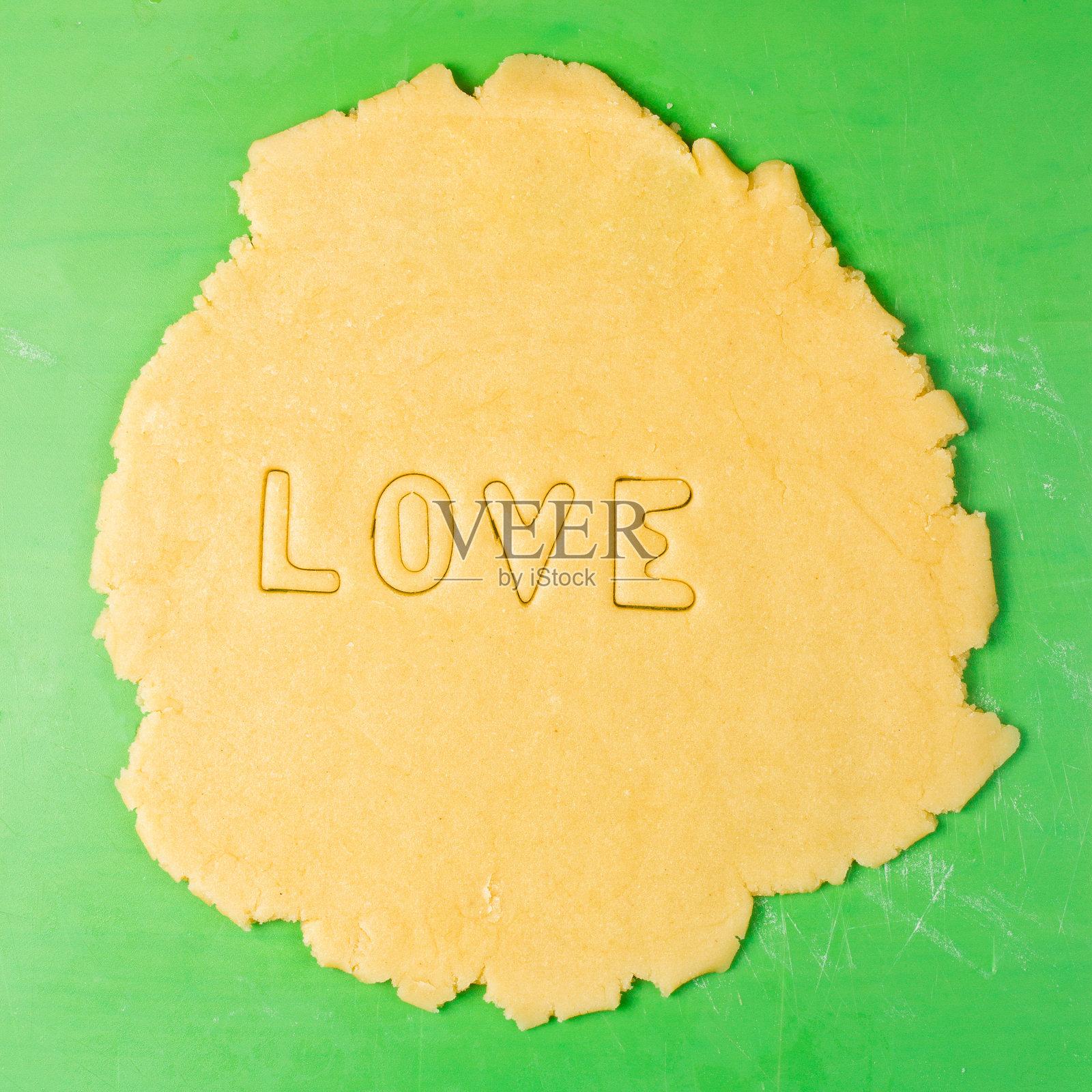 用刀具做饼干字母照片摄影图片