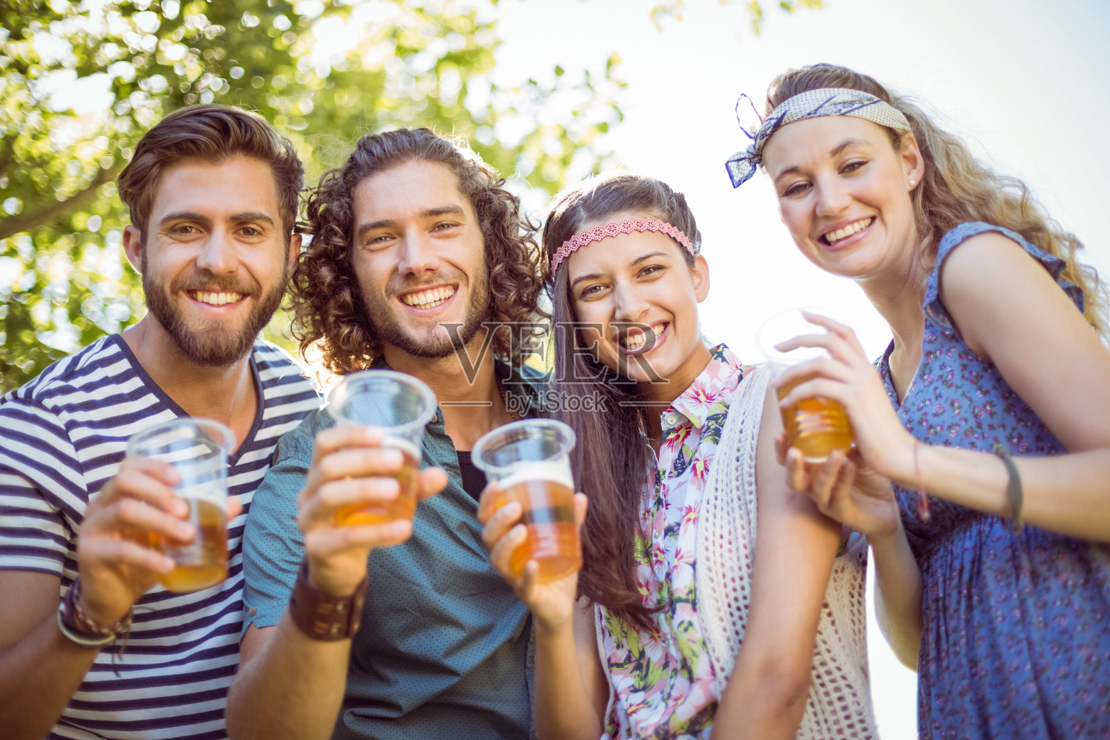一群朋友一起在外面喝啤酒照片摄影图片
