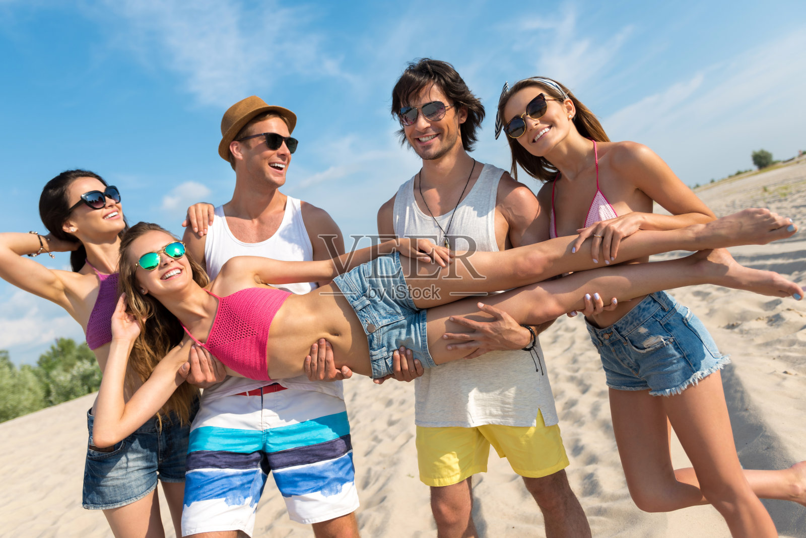 积极的朋友在海滩上玩得开心照片摄影图片