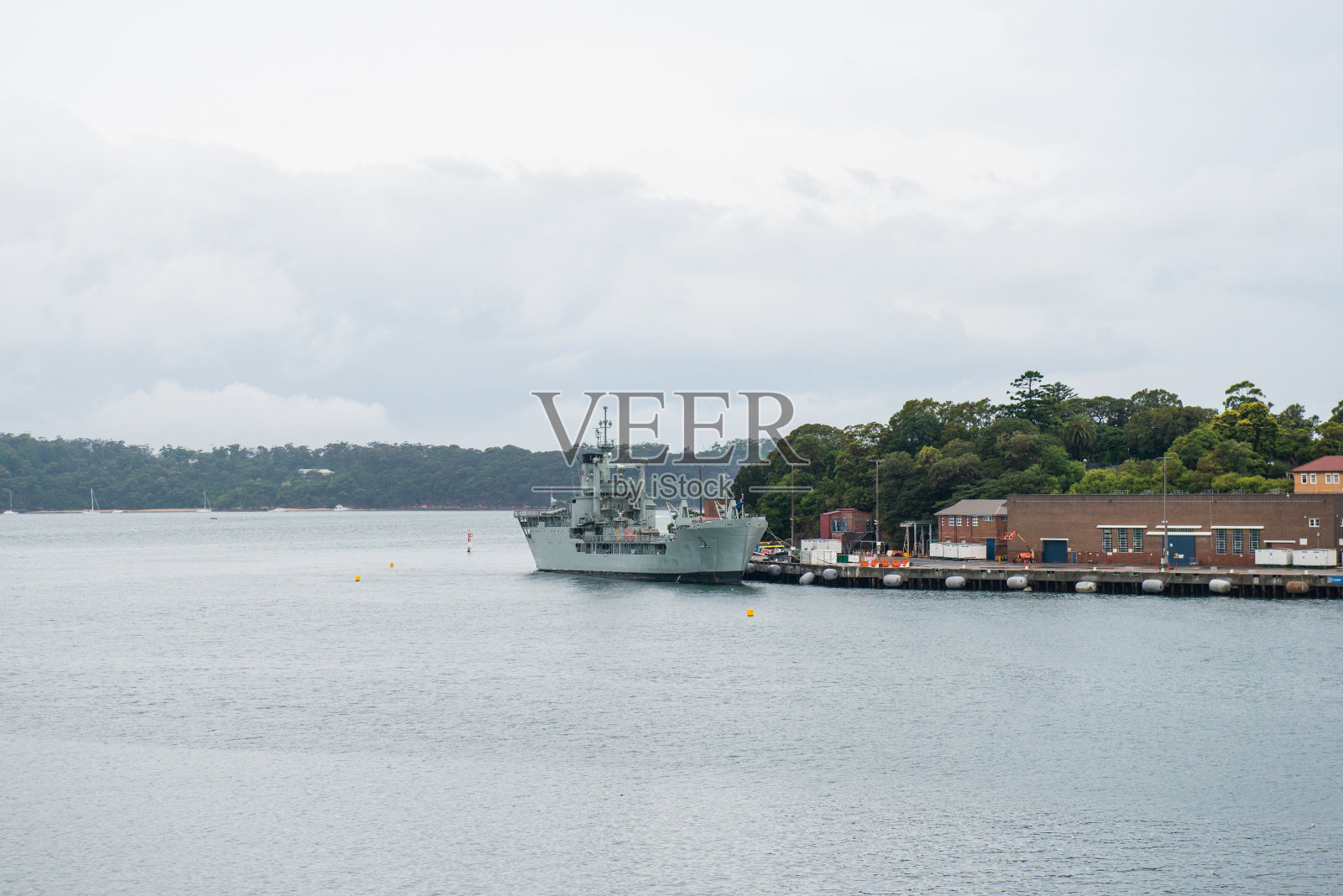 航空母舰在海上照片摄影图片