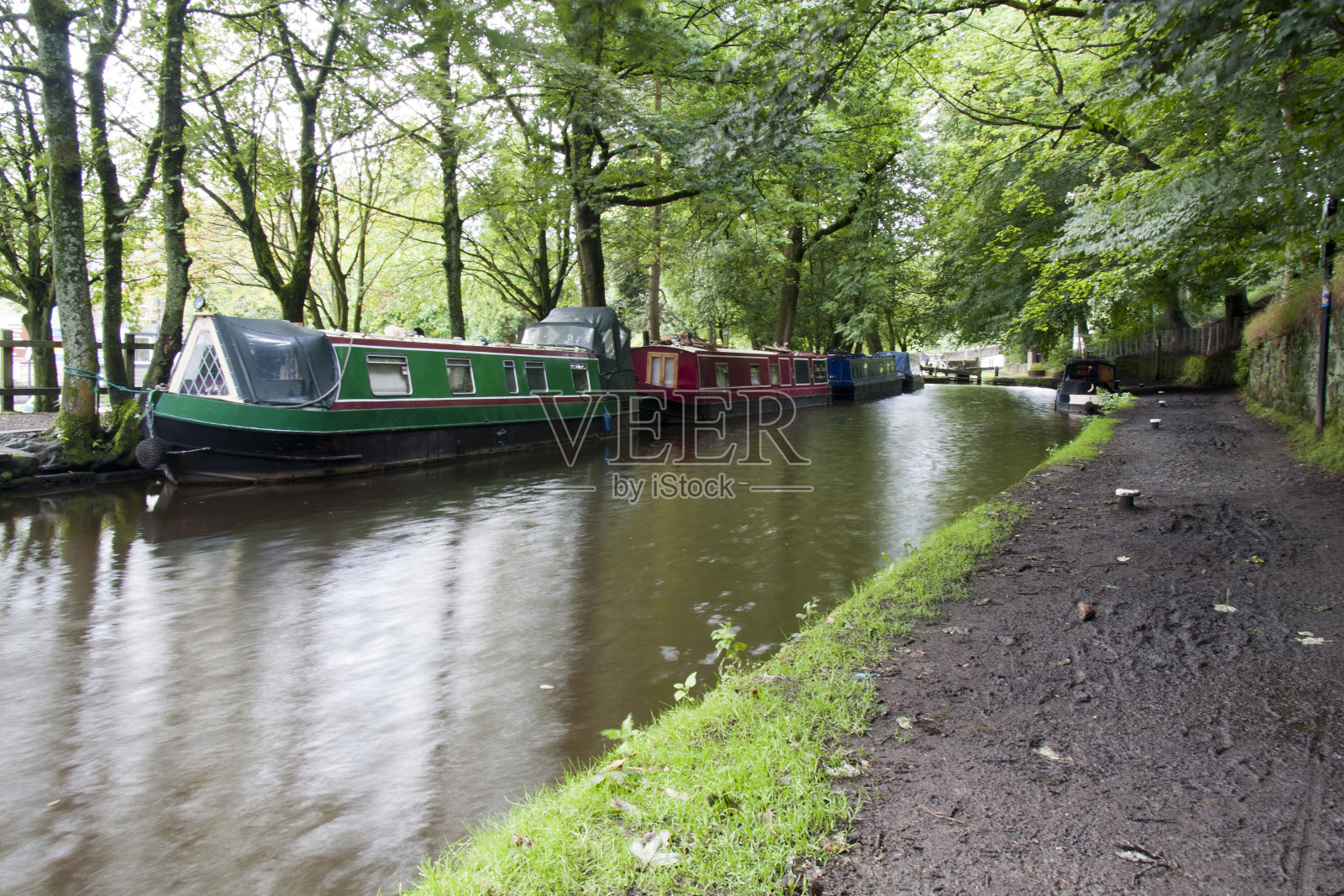 哈德斯菲尔德狭窄运河上的上米尔盆地照片摄影图片