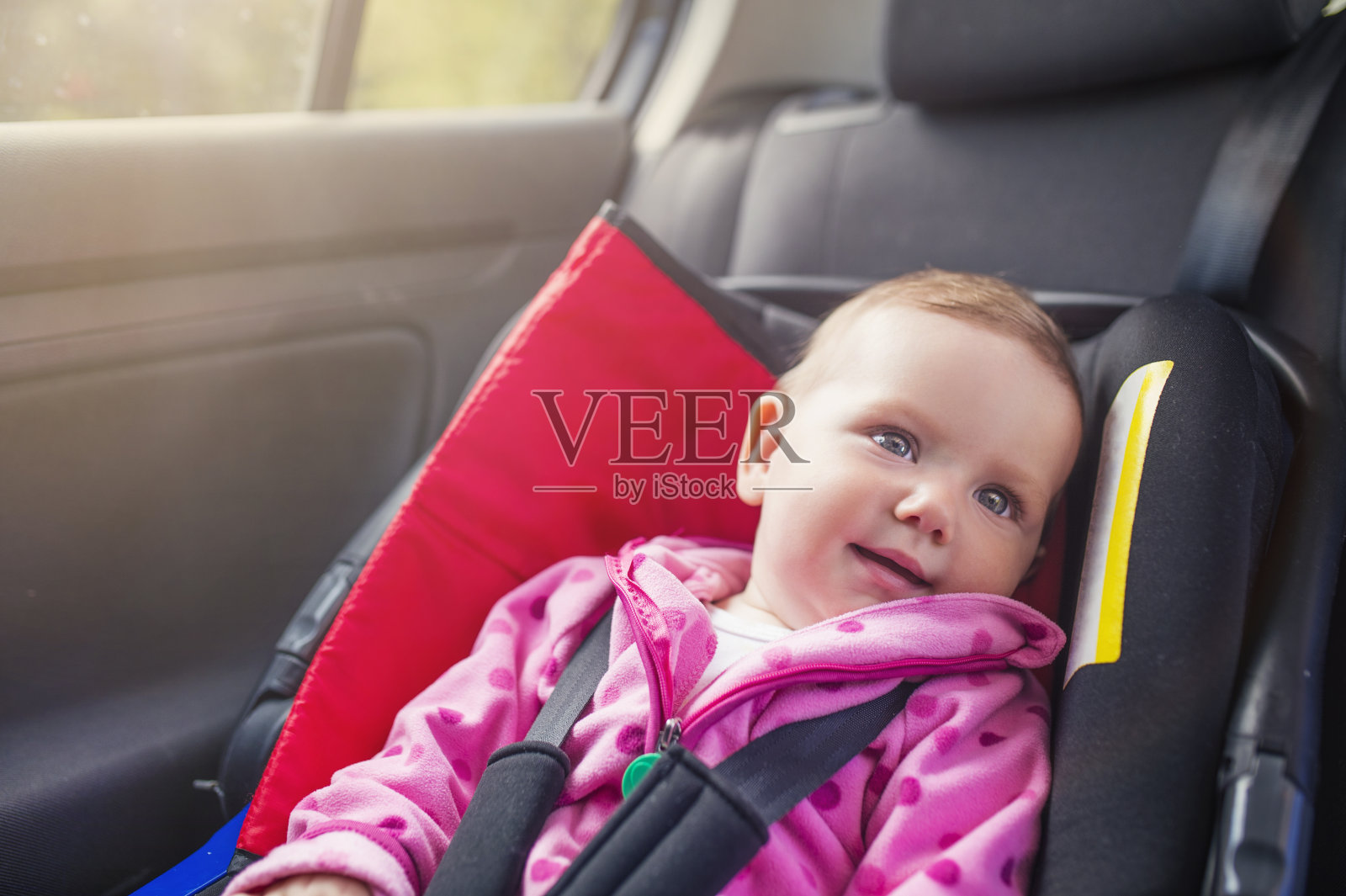 孩子在车里照片摄影图片