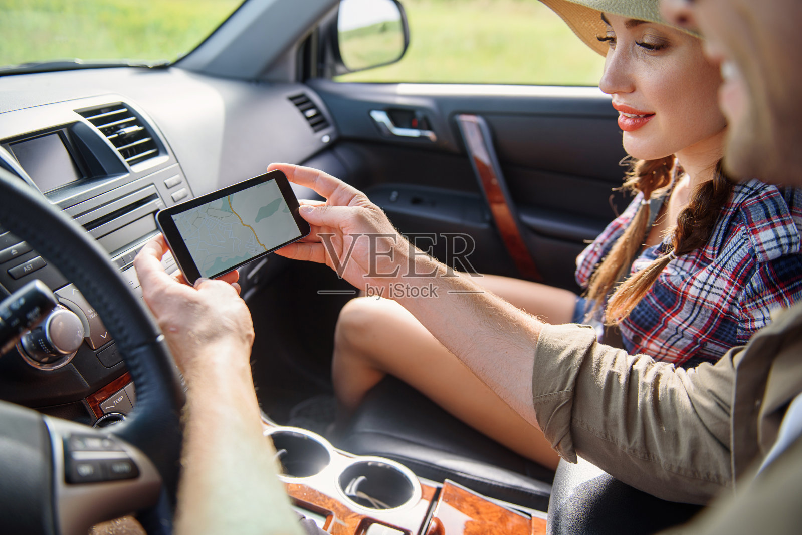 快乐的夫妇通过电话寻找位置照片摄影图片