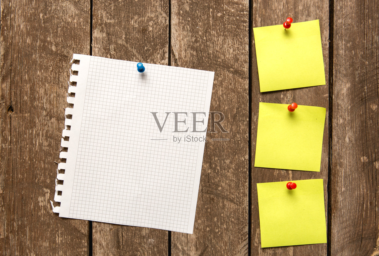 贴在木墙上的贴纸和白纸照片摄影图片