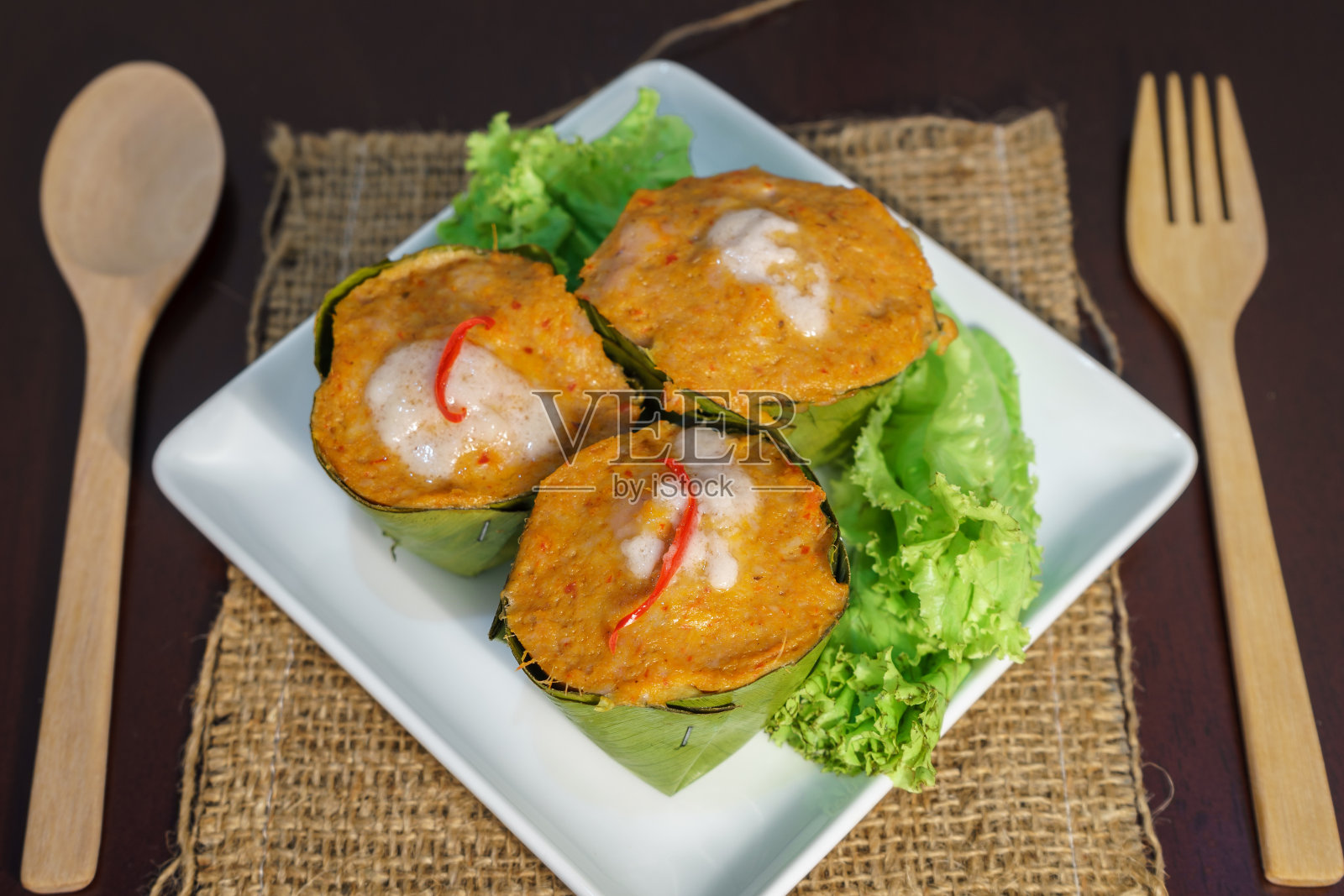 香蕉叶咖喱鱼盛在白盘子里照片摄影图片