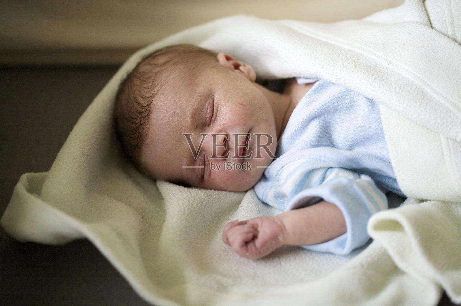 婴儿仰卧着睡觉。照片摄影图片