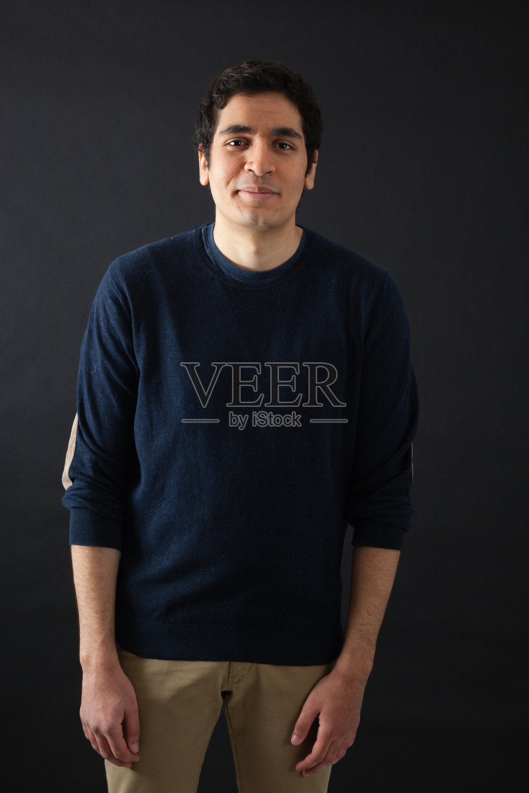 帅哥穿不同的衣服，表情也不一样照片摄影图片