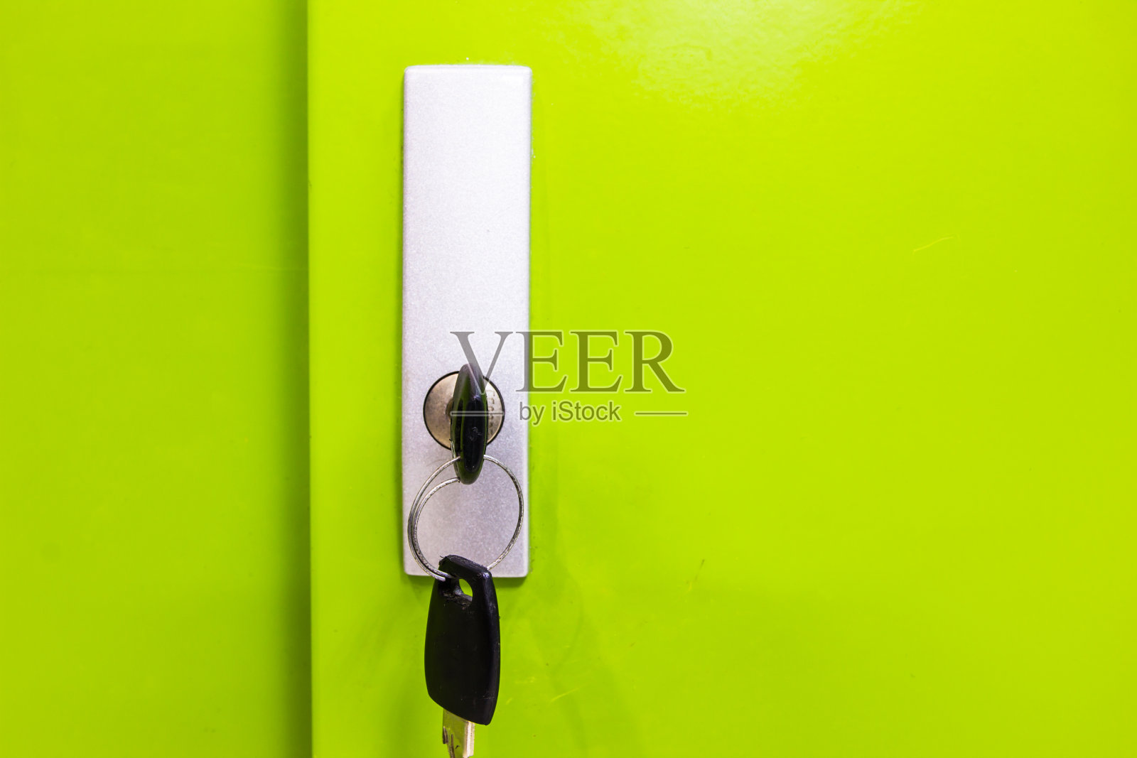 一个绿色的门与钥匙锁的特写照片摄影图片