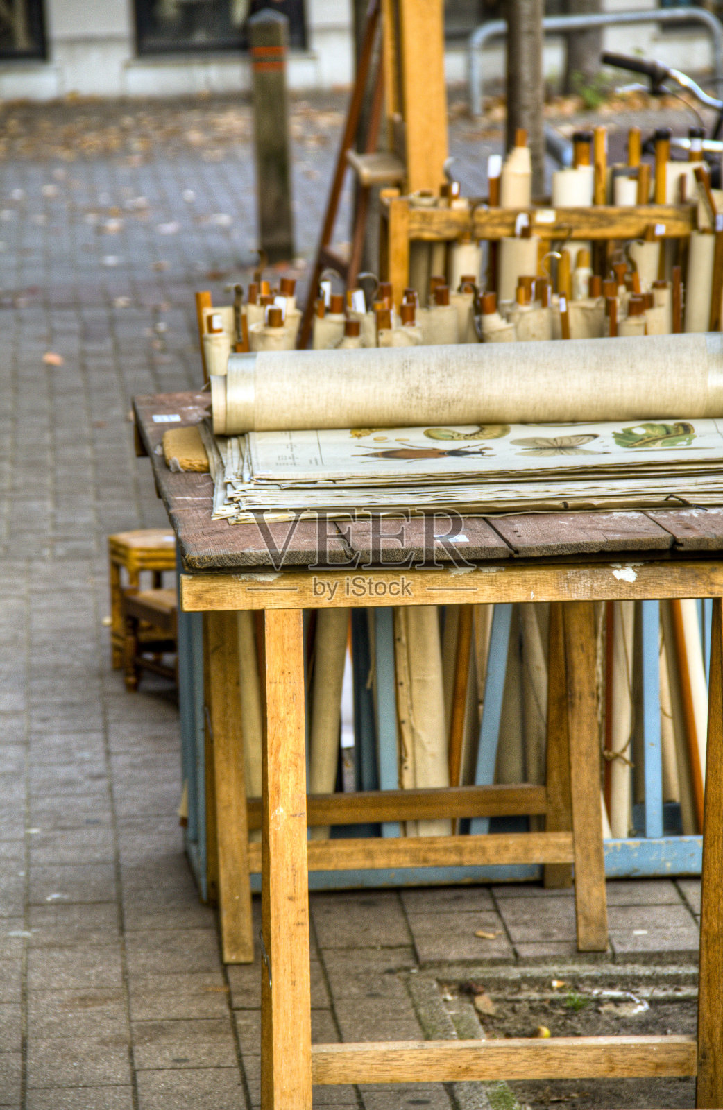 售卖图纸的街边摊位照片摄影图片