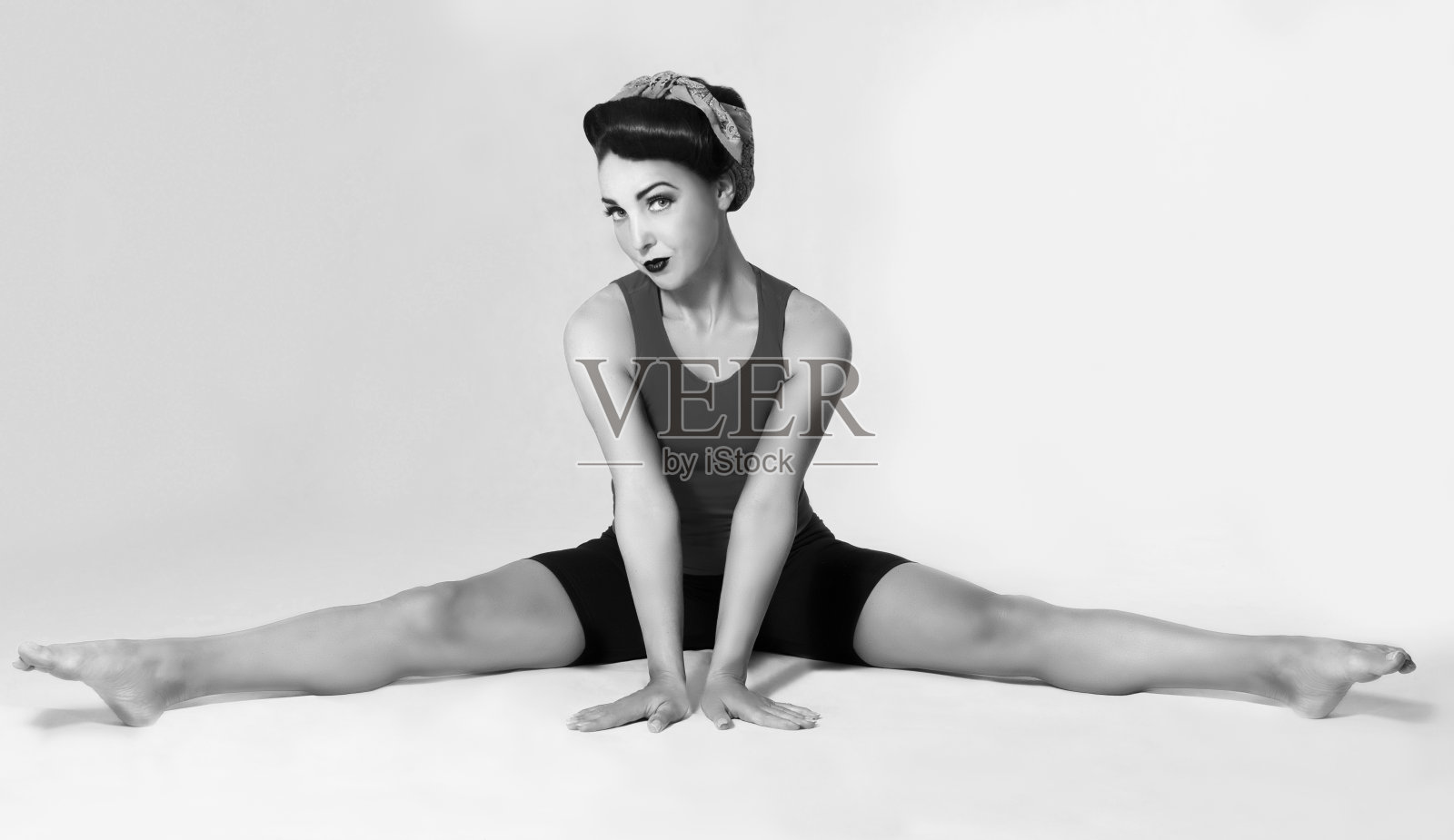 女人坐在劈叉上照片摄影图片