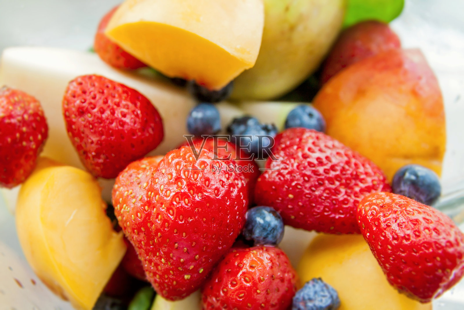 草莓、蓝莓、桃子、苹果等水果照片摄影图片