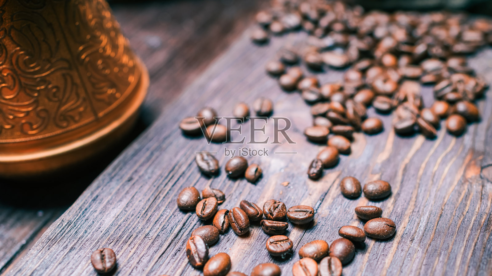 咖啡色木头上的咖啡照片摄影图片