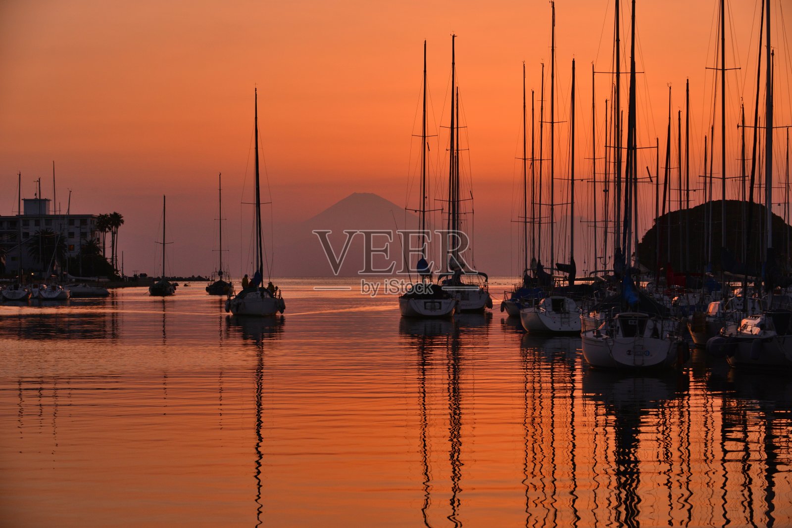 日落后的富士山和游艇港照片摄影图片