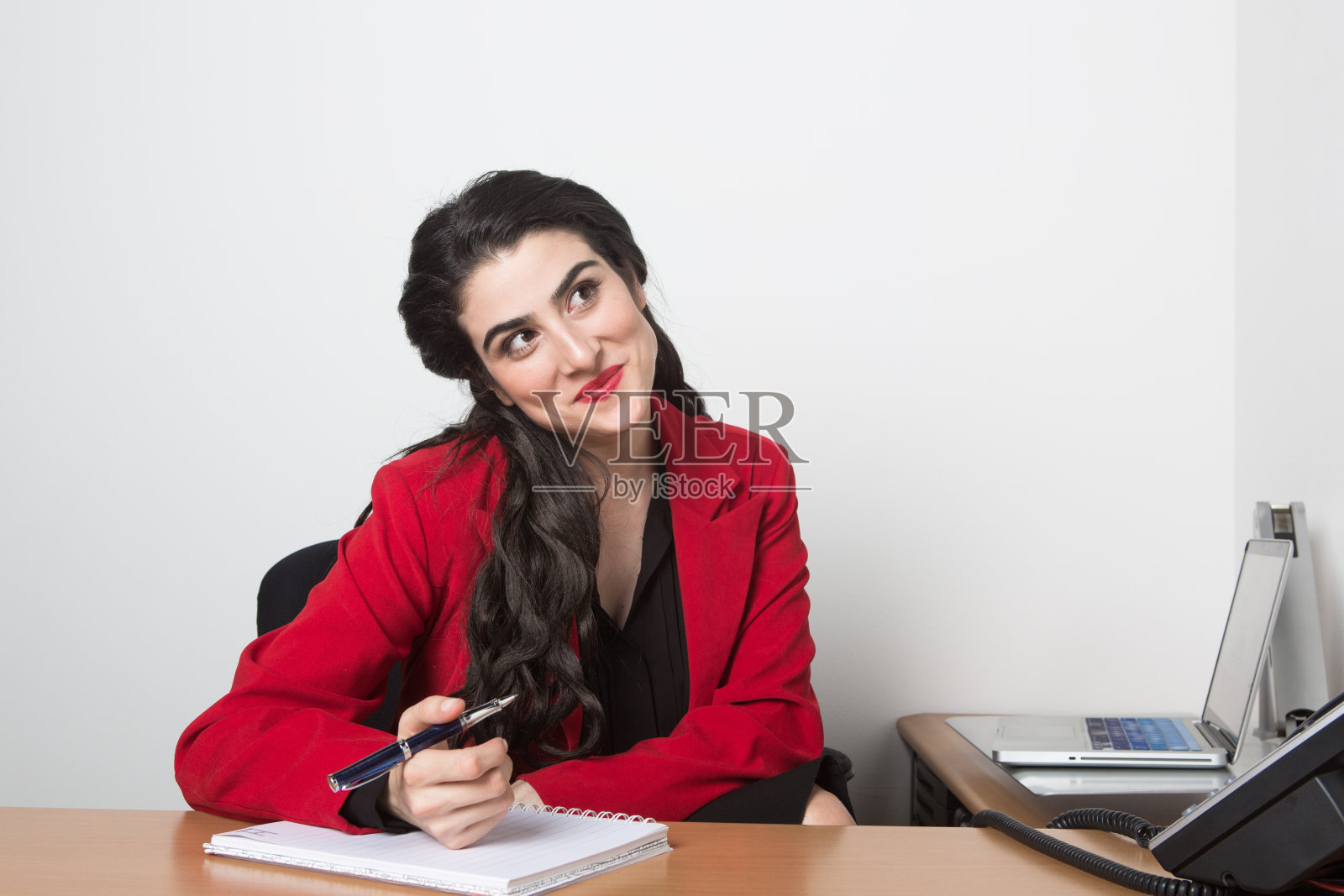 年轻漂亮的女人在办公室里看着我，很开心照片摄影图片