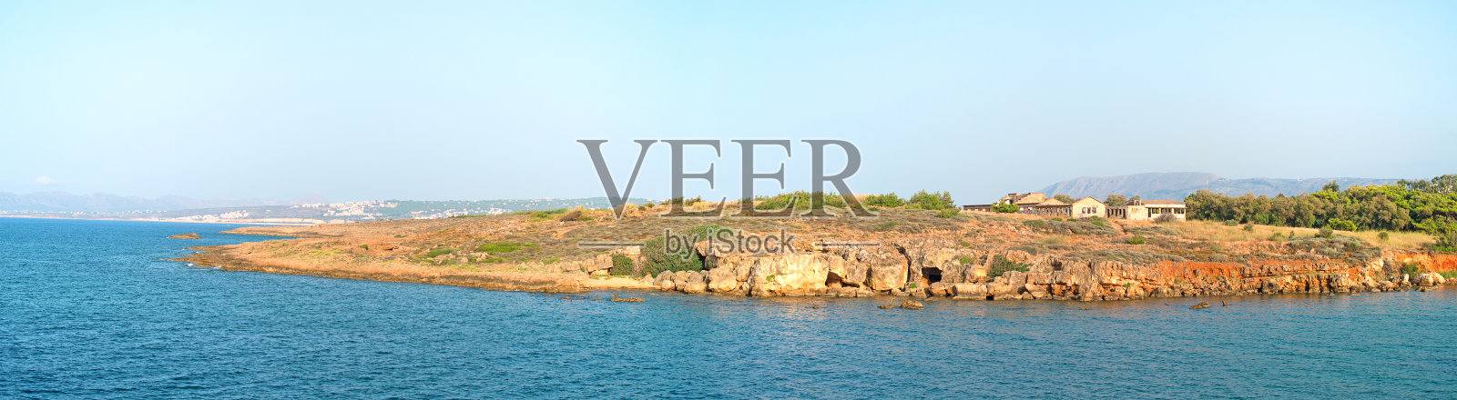 岛上的野生石滩。照片摄影图片