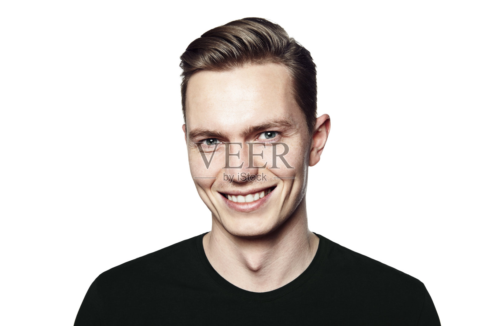 年轻男子对着镜头微笑的肖像照片摄影图片