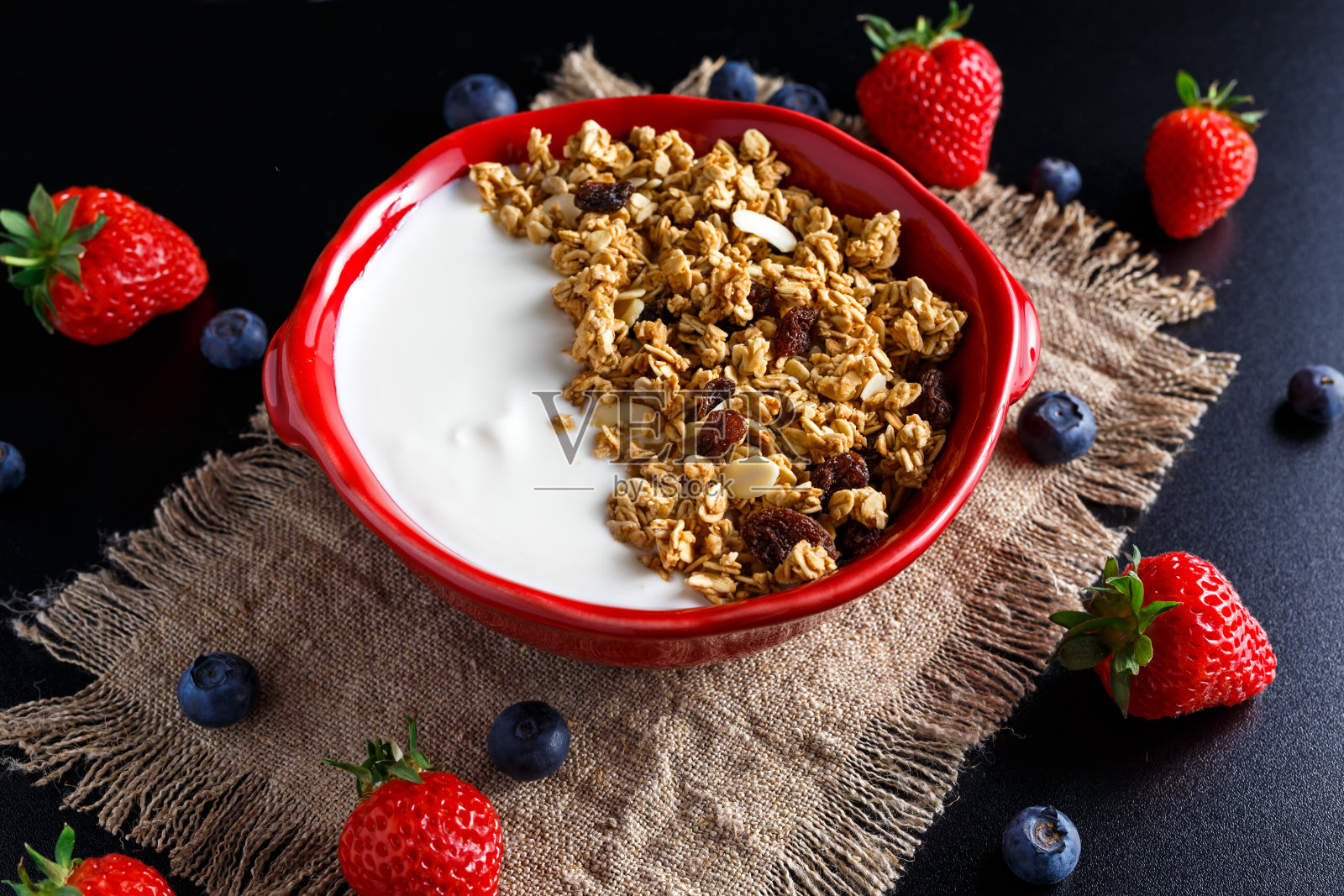 自制格兰诺拉麦片早餐配酸奶和新鲜水果浆果。概念照片摄影图片