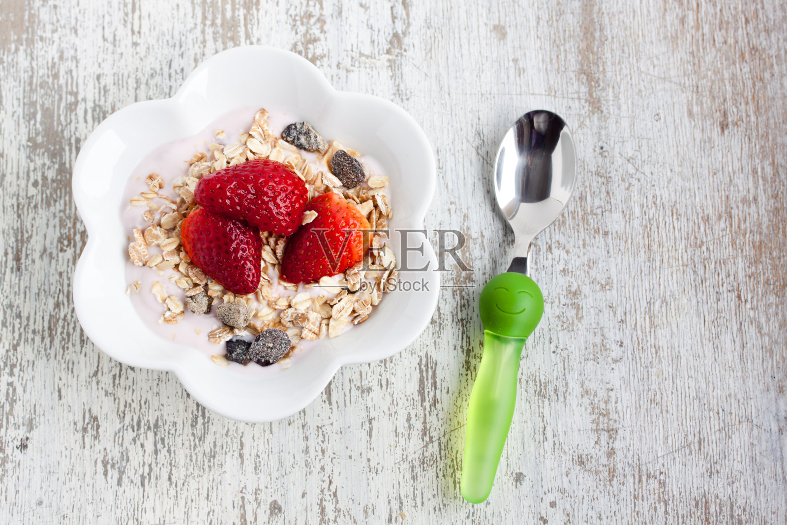 什锦麦片配酸奶和草莓照片摄影图片