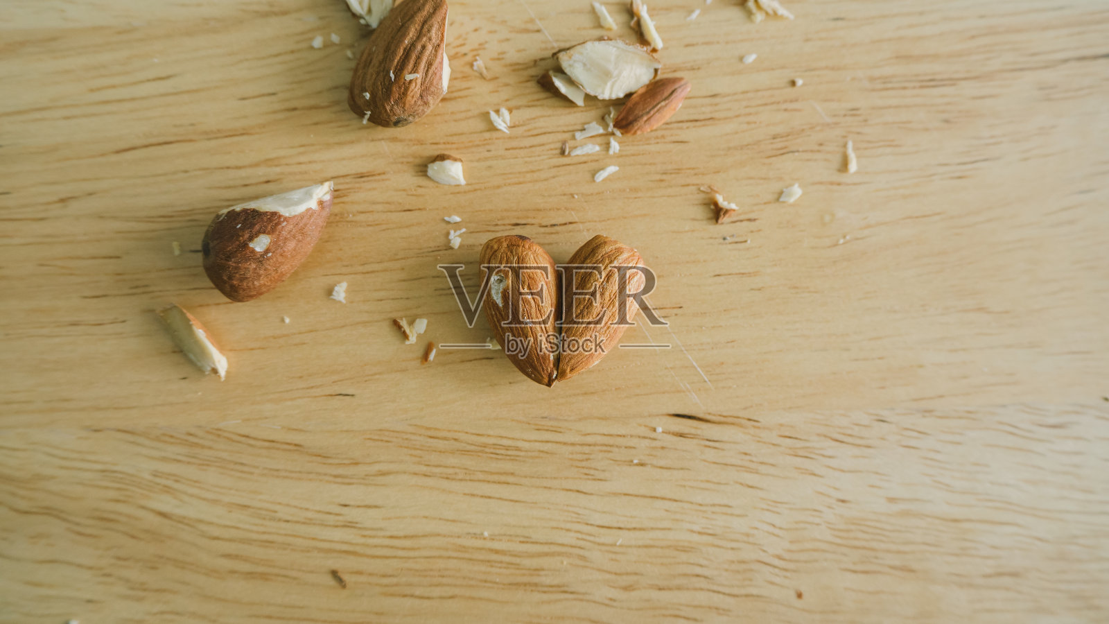 心形的杏仁。照片摄影图片