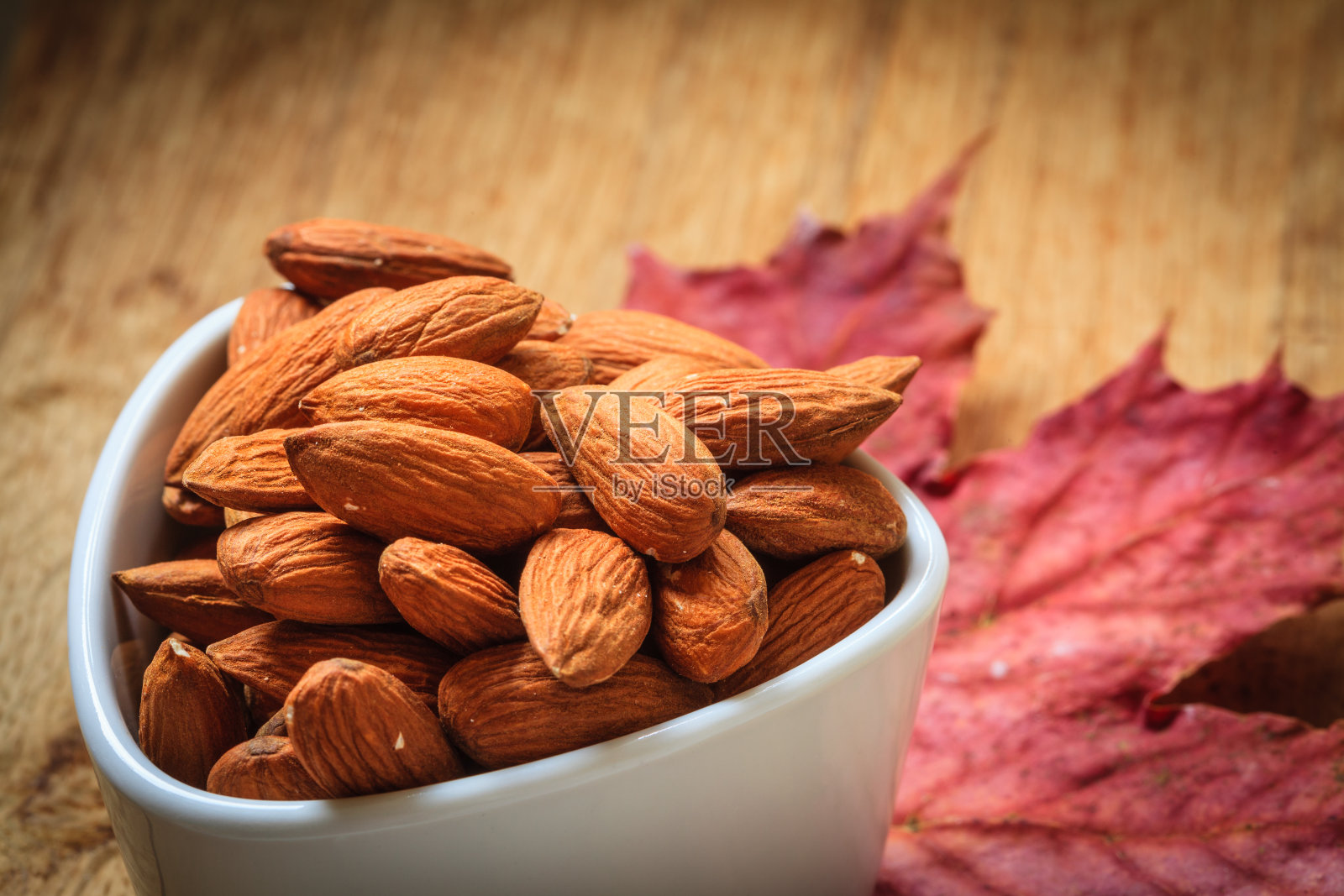 杏仁在秋季的背景碗照片摄影图片