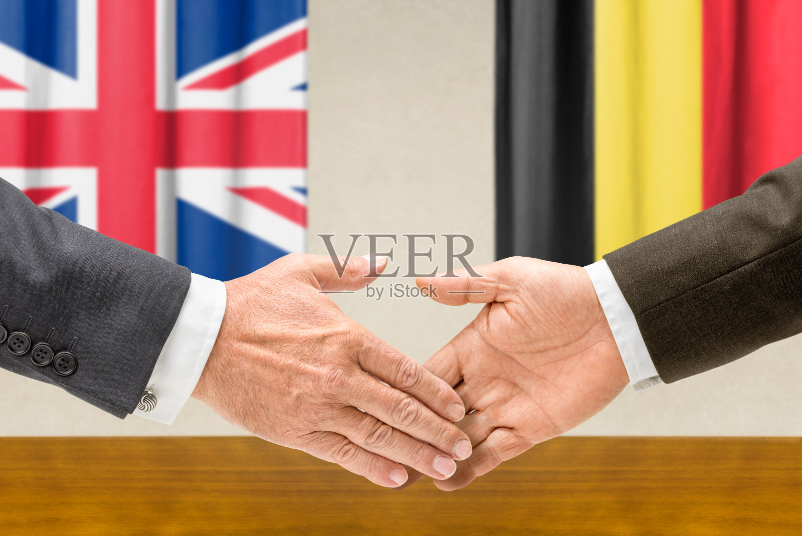 英国和比利时的代表握手照片摄影图片