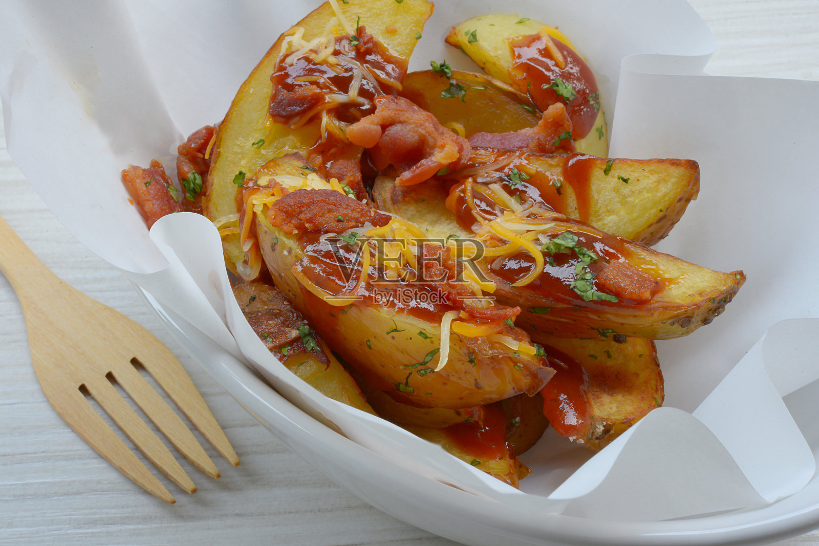 用香料和香草自制土豆片。照片摄影图片