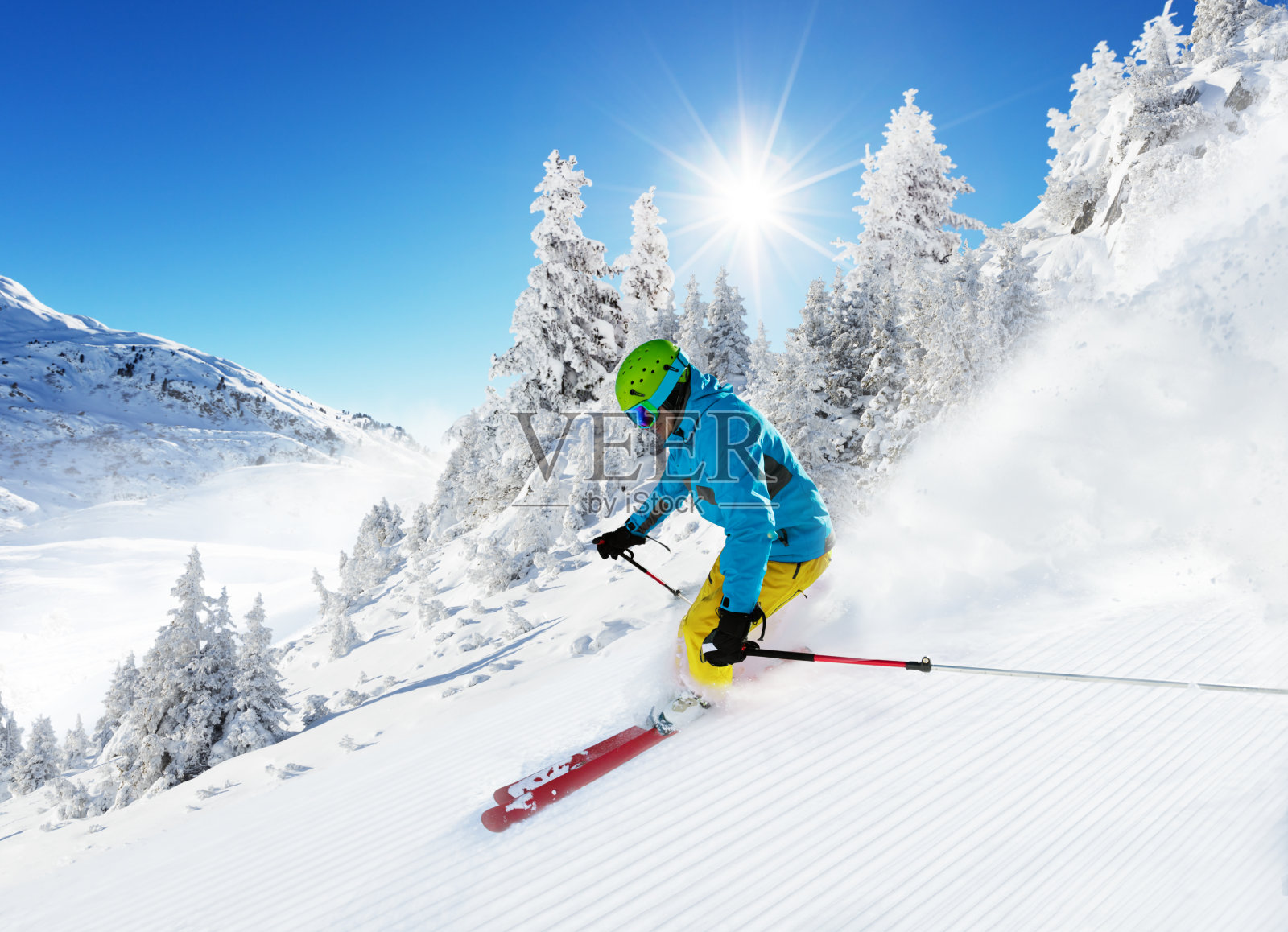 男子滑雪者往下坡跑照片摄影图片