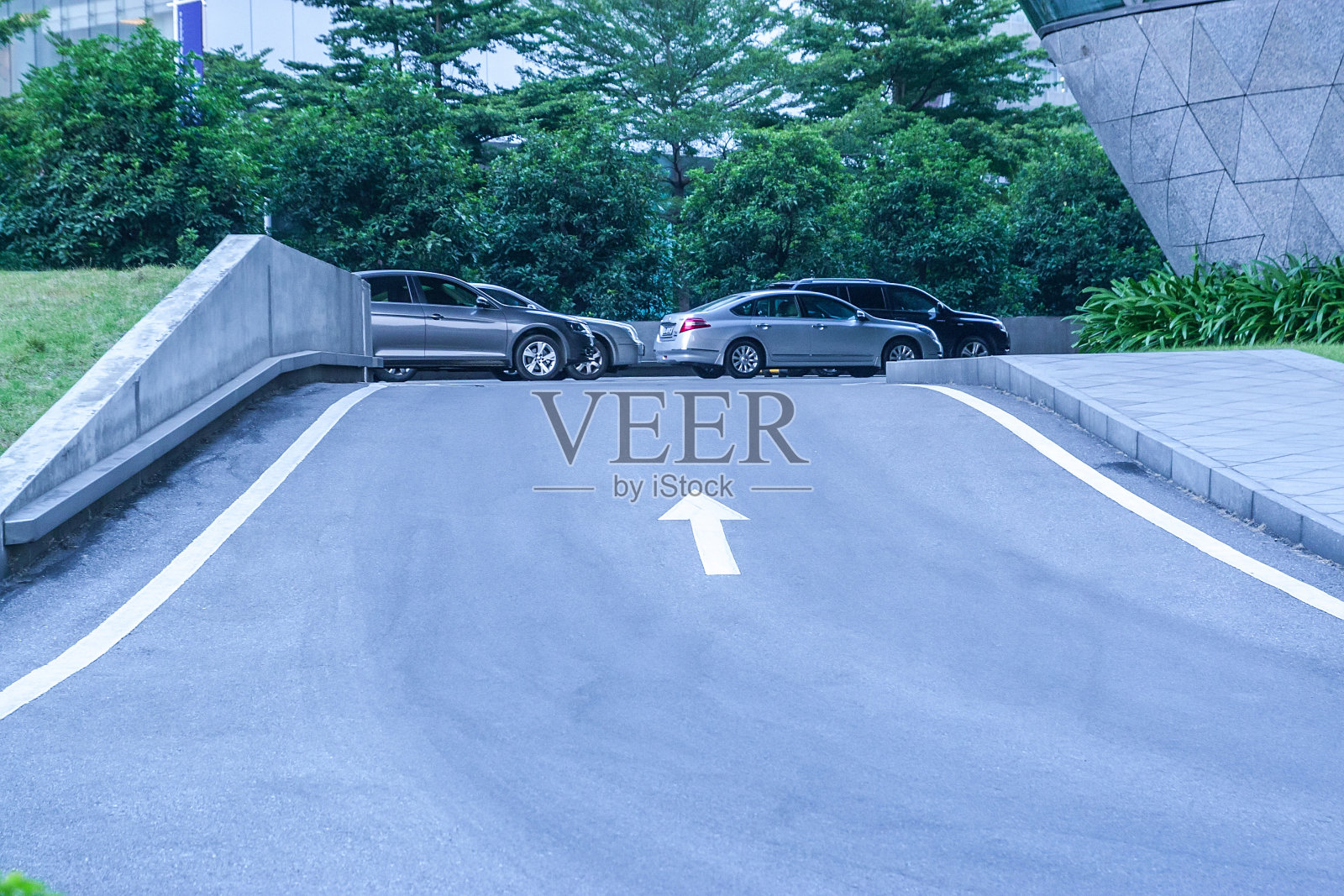 通往停车场的路照片摄影图片