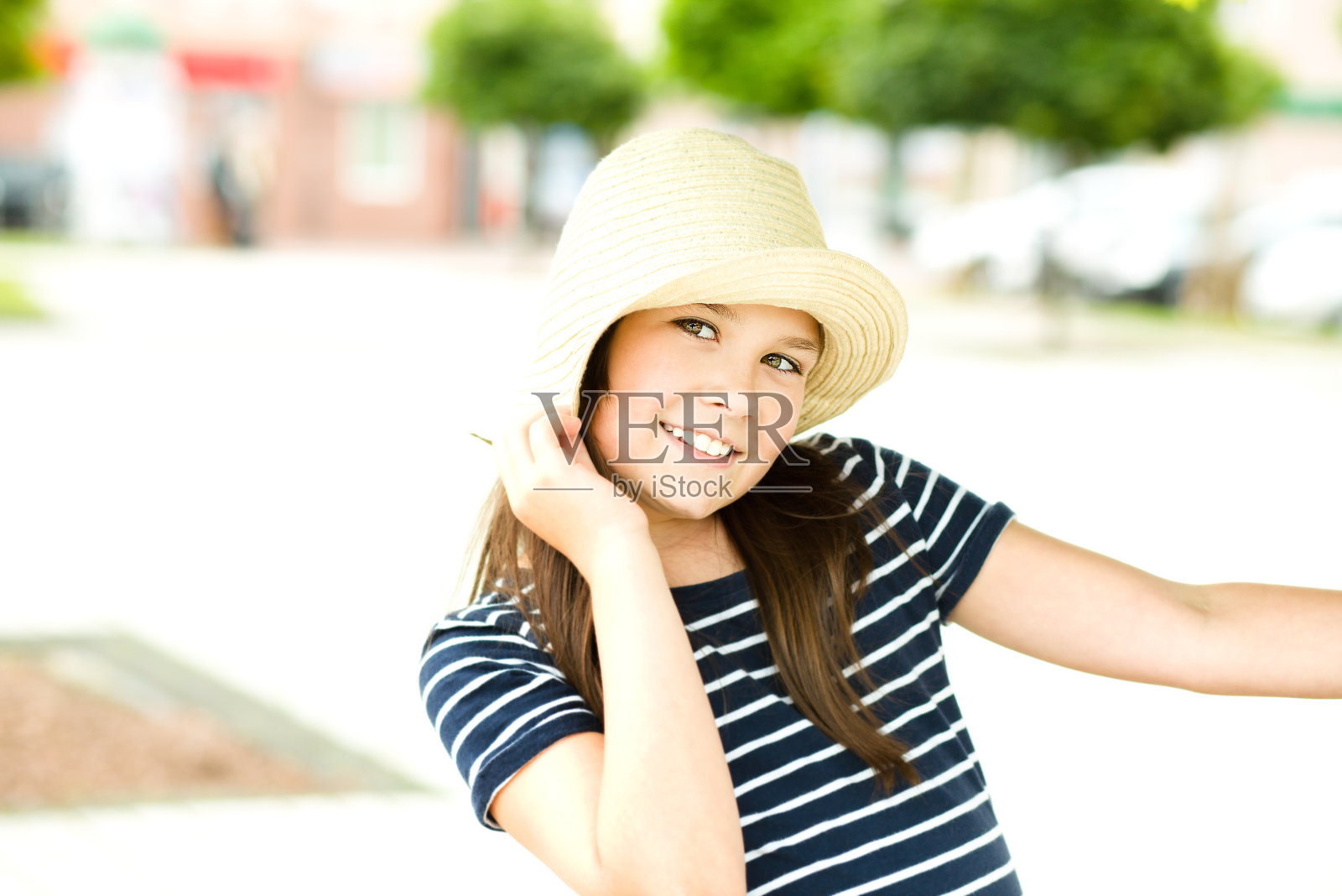 肖像女孩戴着明亮的帽子照片摄影图片