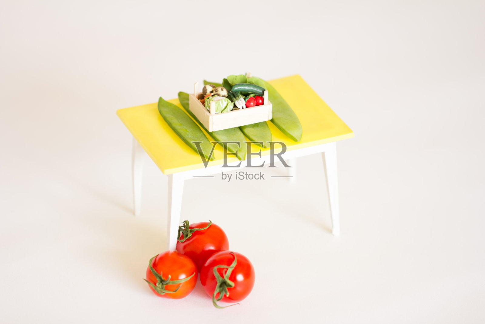 蔬菜装在小桌子上照片摄影图片