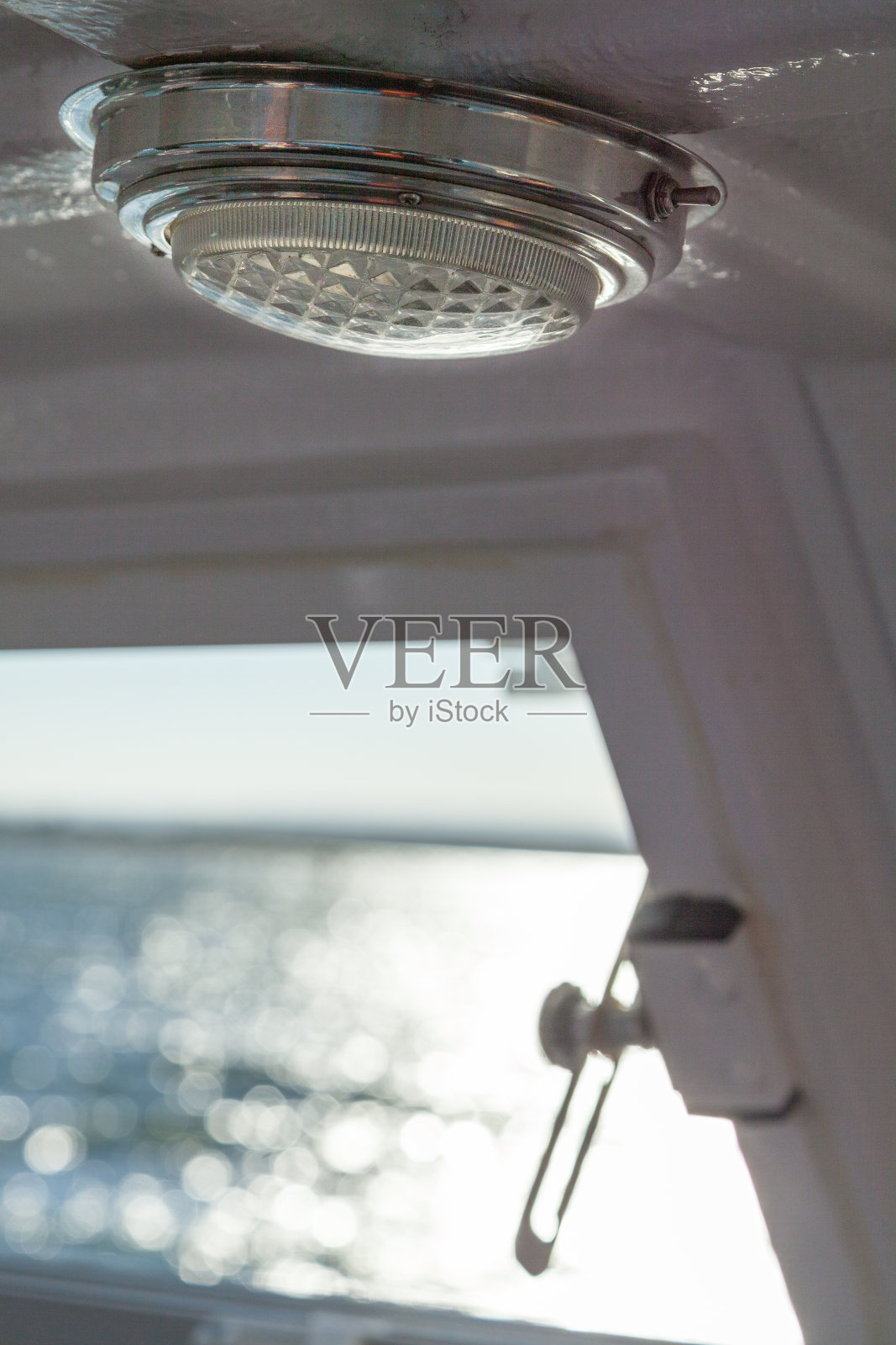 白色天花板上的灯照片摄影图片