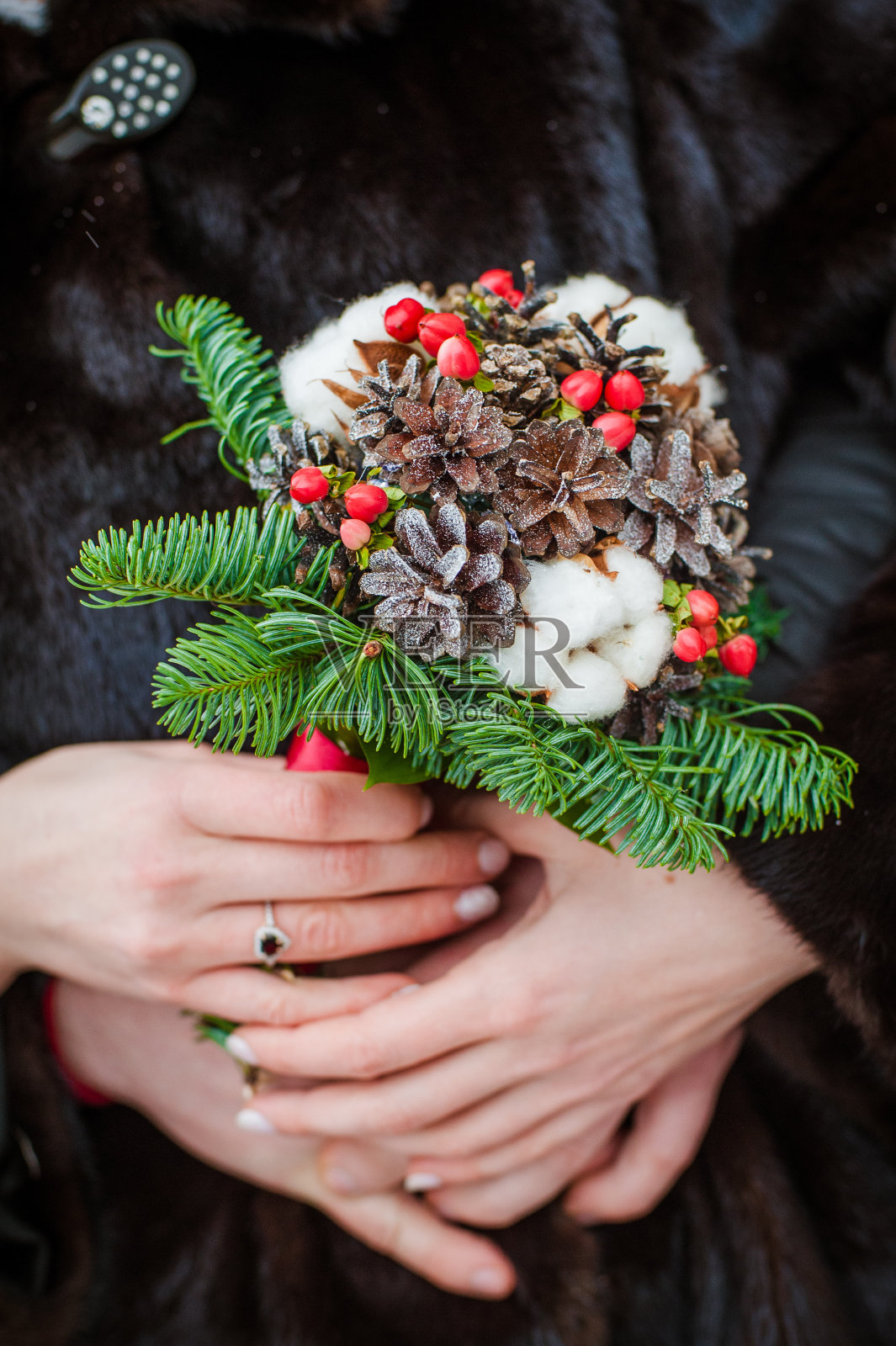 美丽的新娘手中的婚礼花束照片摄影图片