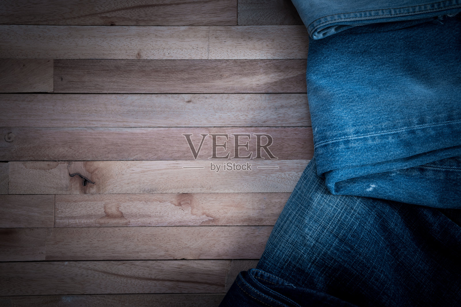 复古牛仔裤在垃圾摇滚木制背景照片摄影图片