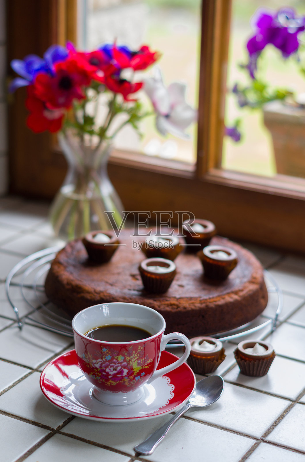 黑咖啡和自制的巧克力蛋糕。照片摄影图片