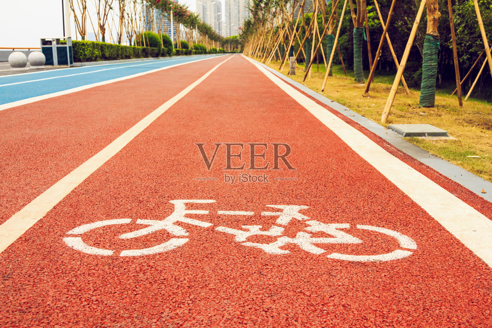 跑步和骑自行车的跑道照片摄影图片