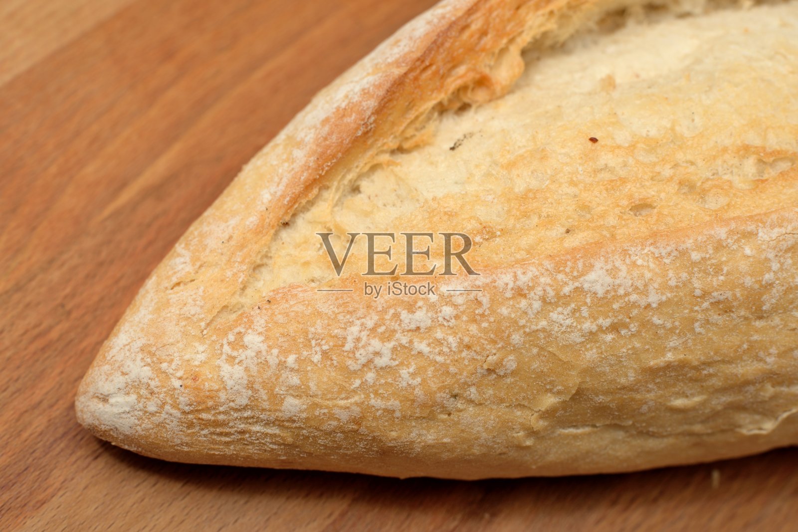 面包条装在木版上照片摄影图片