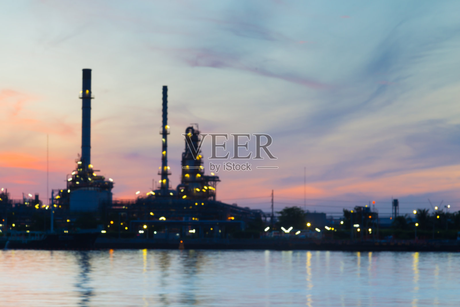 模糊的散景炼油厂河滨照片摄影图片