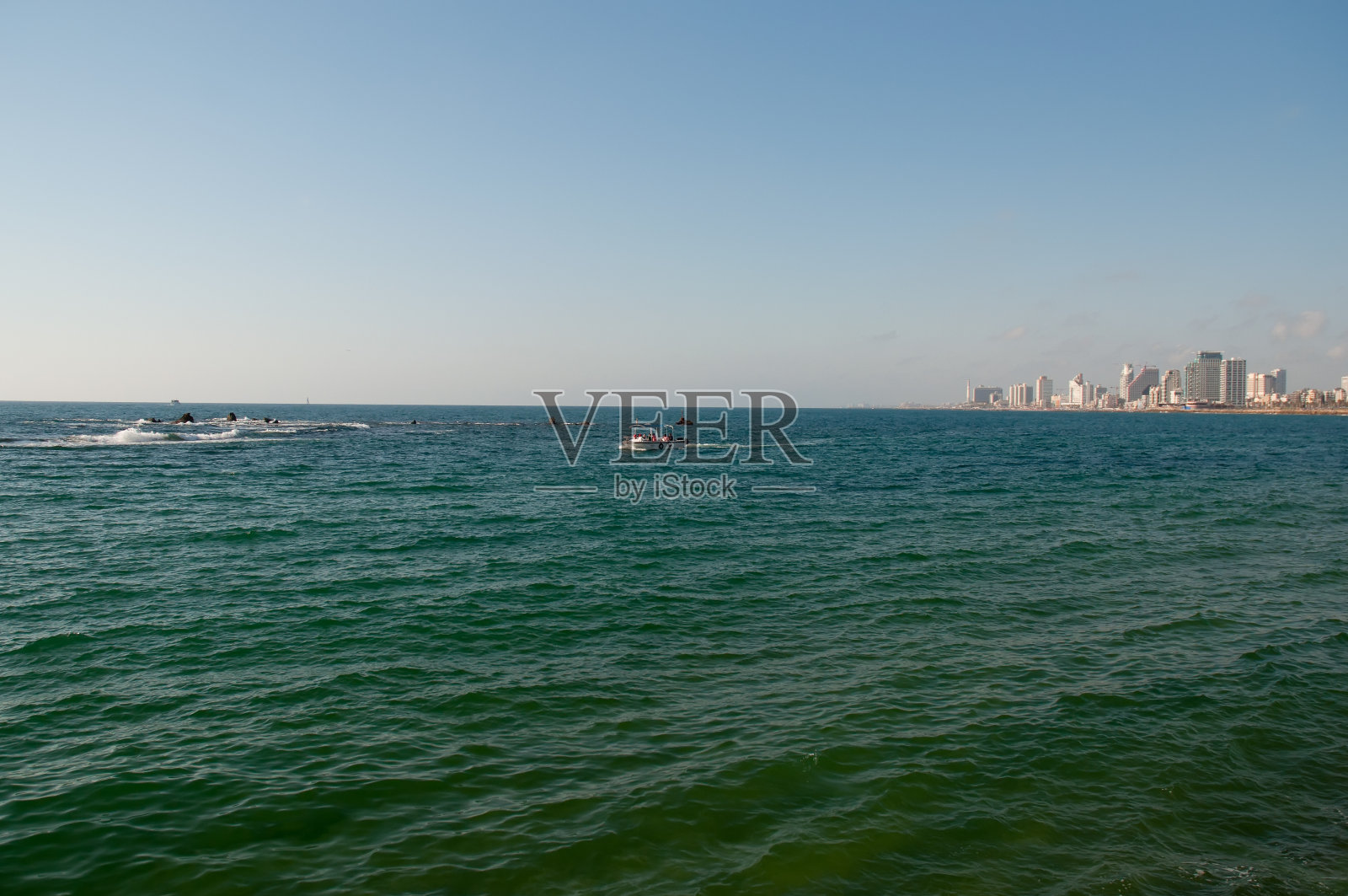 从老城看现代特拉维夫。照片摄影图片