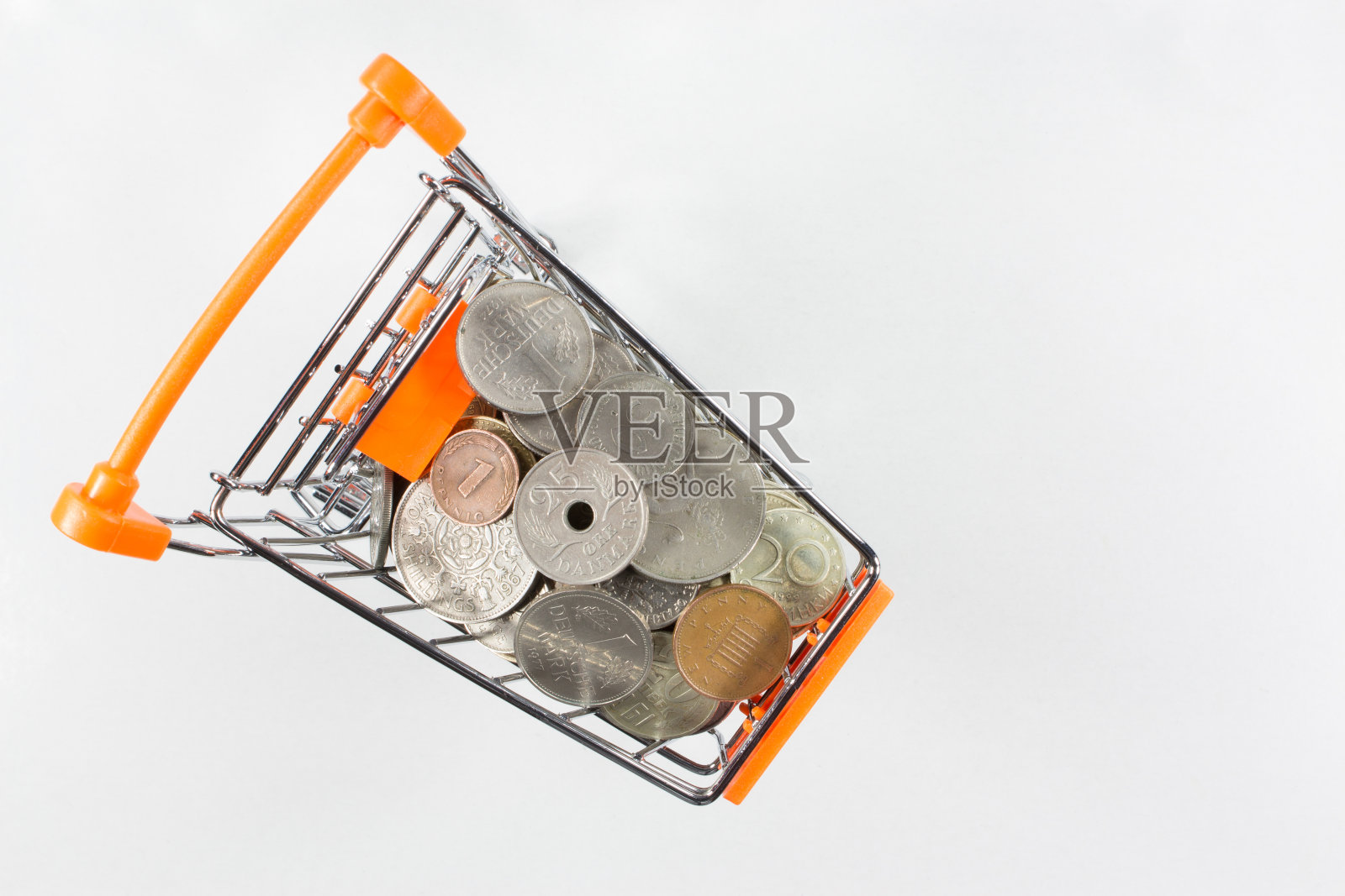 购物车里的旧硬币照片摄影图片