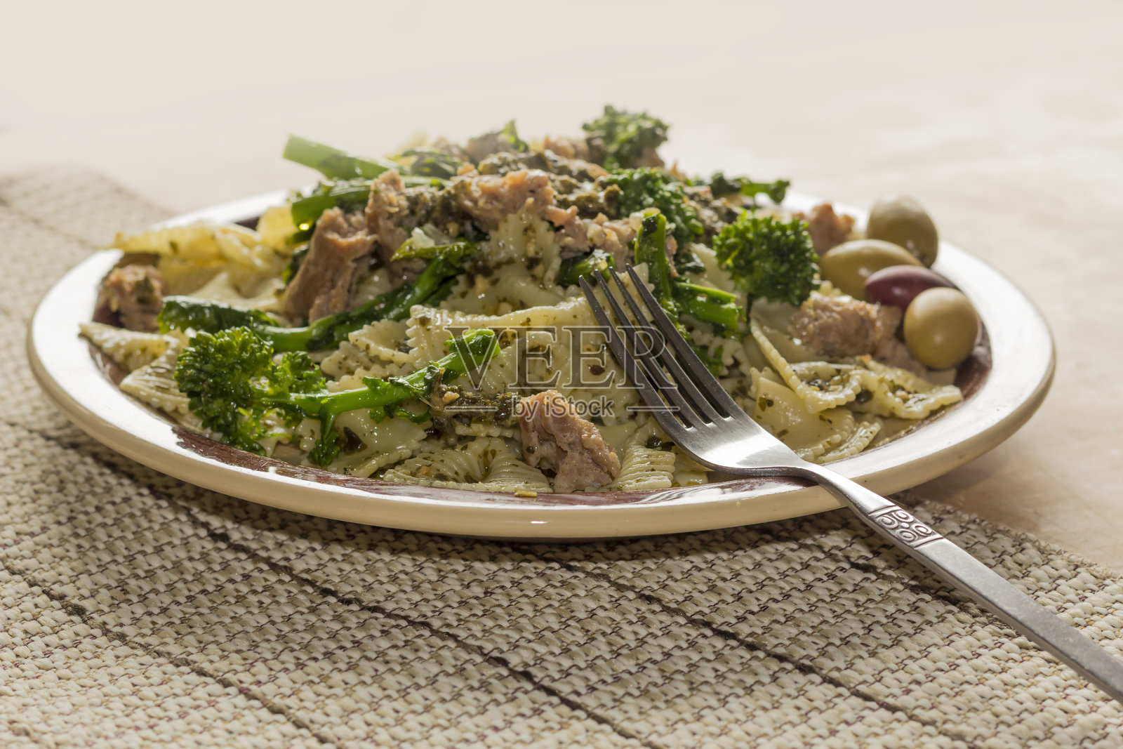 领结香蒜沙司照片摄影图片